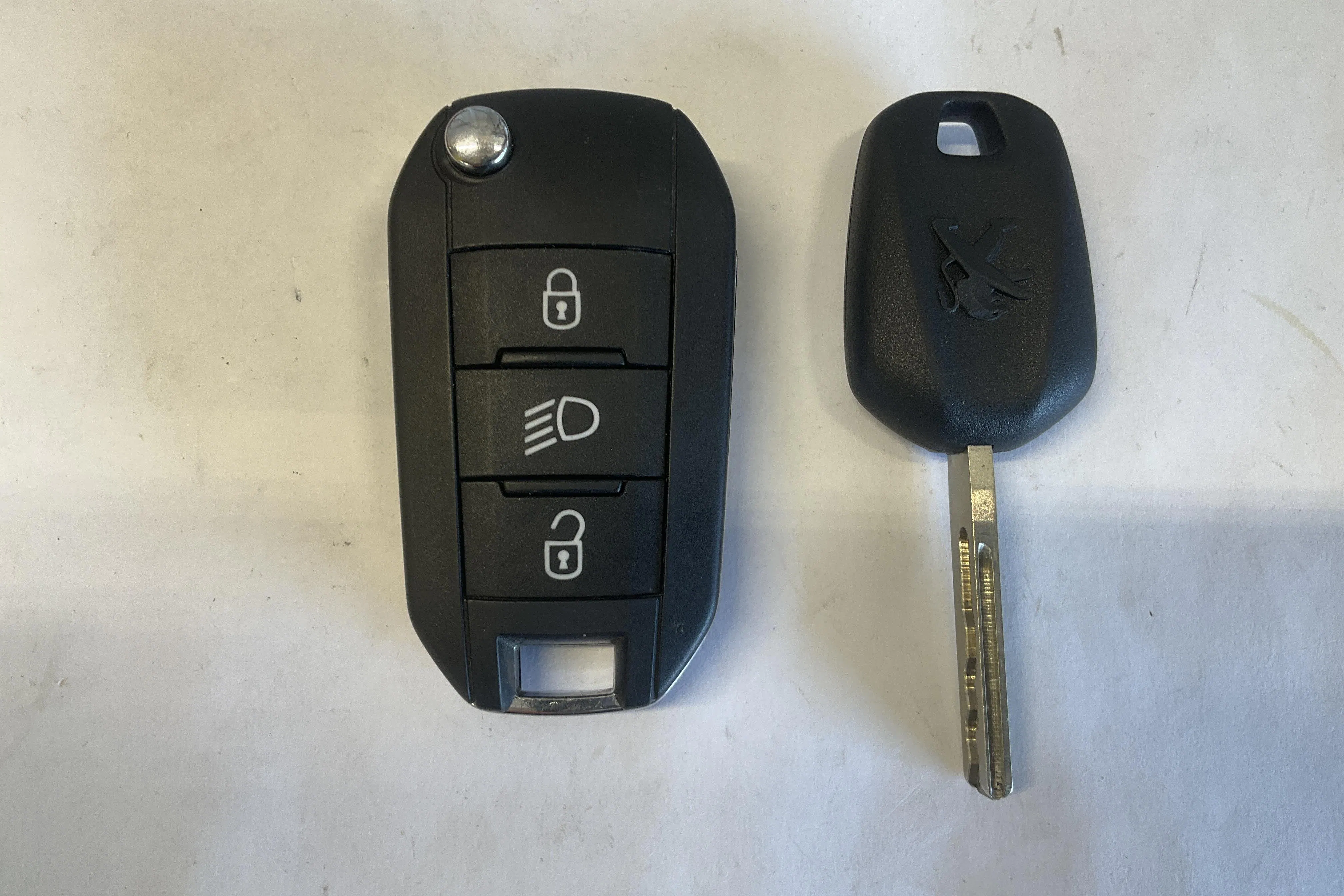 Presentation photo 14 of 14: Peugeot 208 1.2 PureTech 5dr (100hk) - 59 480 km - Automatic - white - 2022