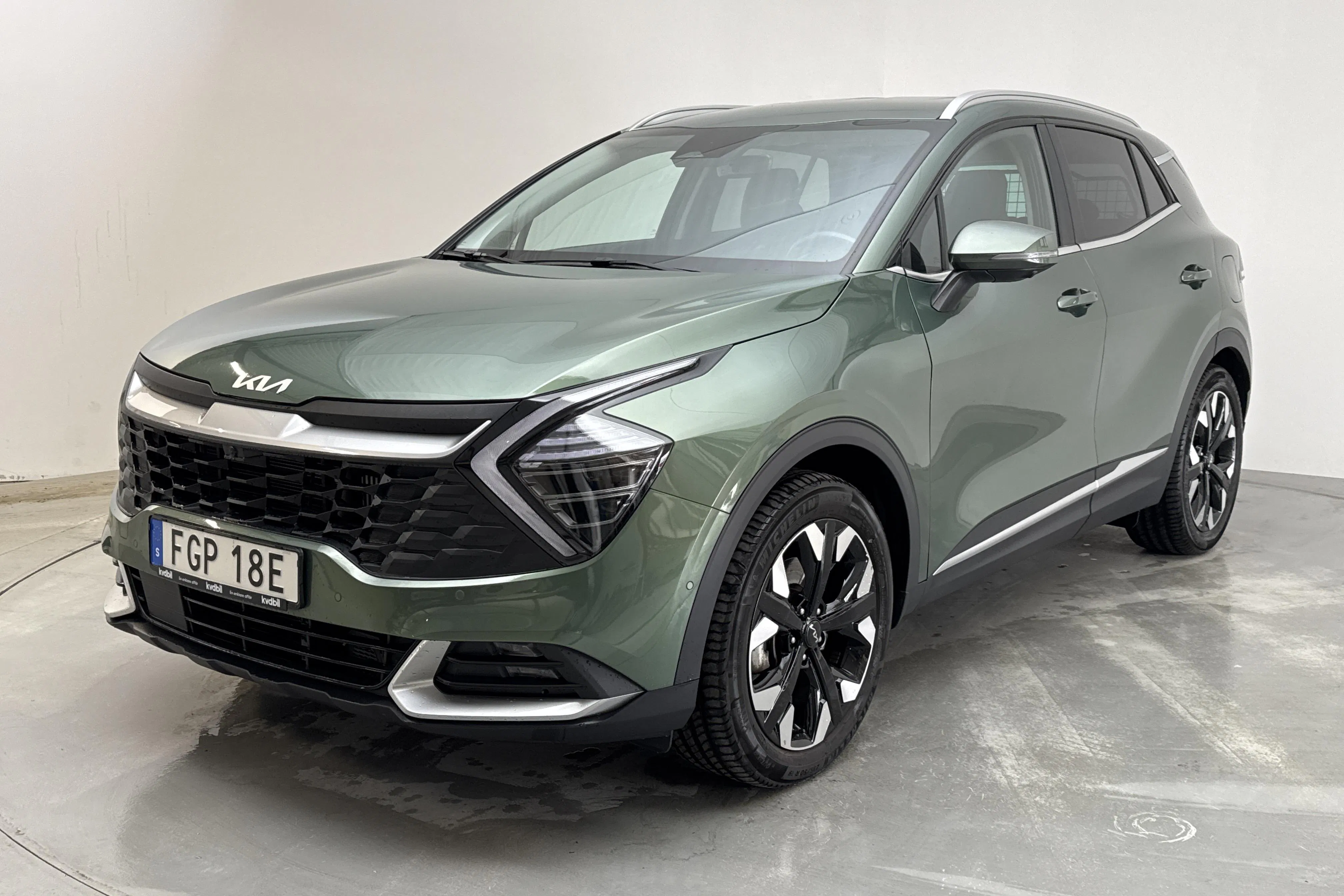 Presentationsfoto 1 av 16: KIA Sportage PHEV AWD (265hk) - 5 443 mil - Automat - grön - 2023