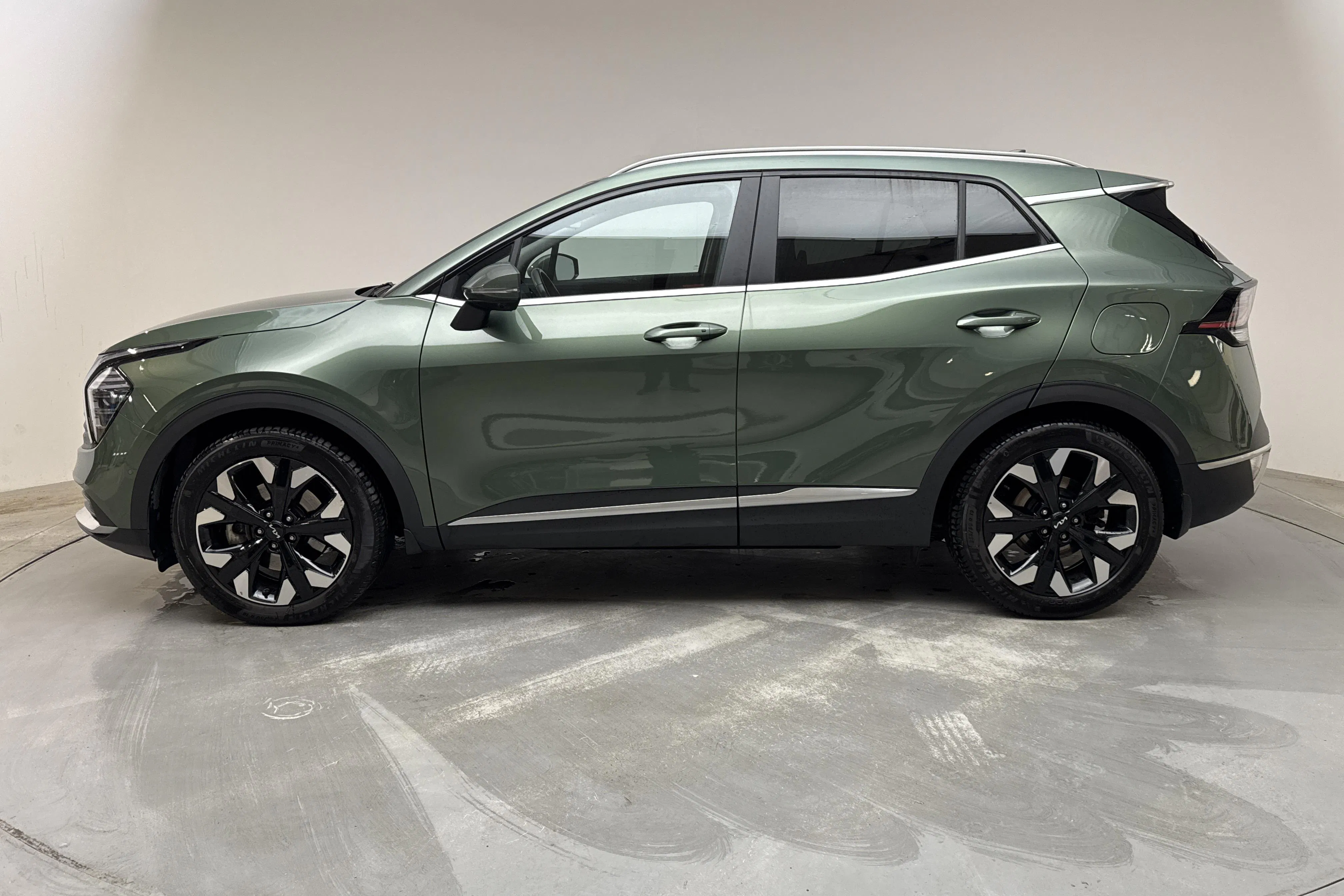Presentationsfoto 2 av 16: KIA Sportage PHEV AWD (265hk) - 5 443 mil - Automat - grön - 2023