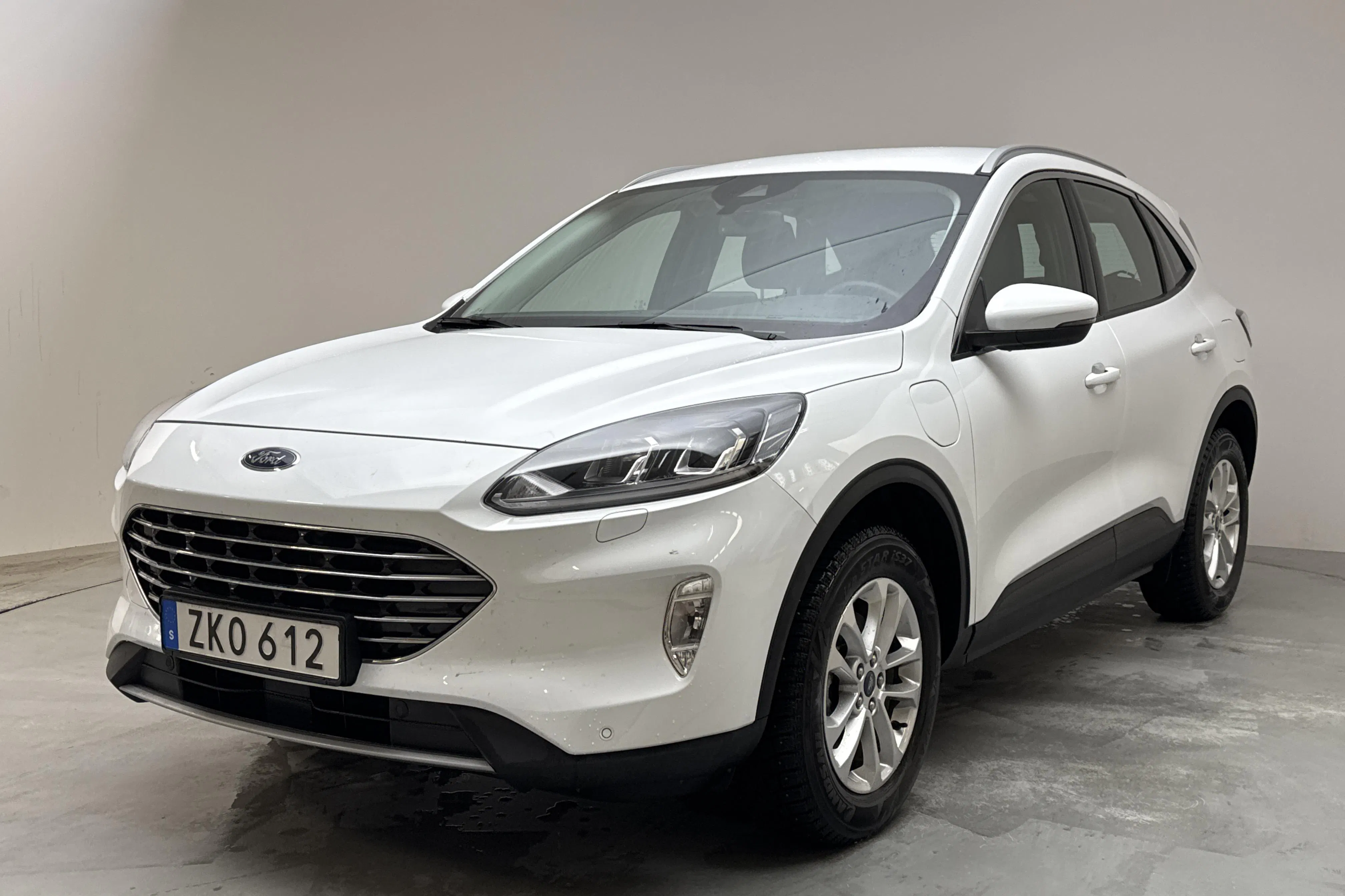 Presentationsfoto 1 av 15: Ford Kuga 2.5 PHEV (225hk) - 3 617 mil - Automat - vit - 2023