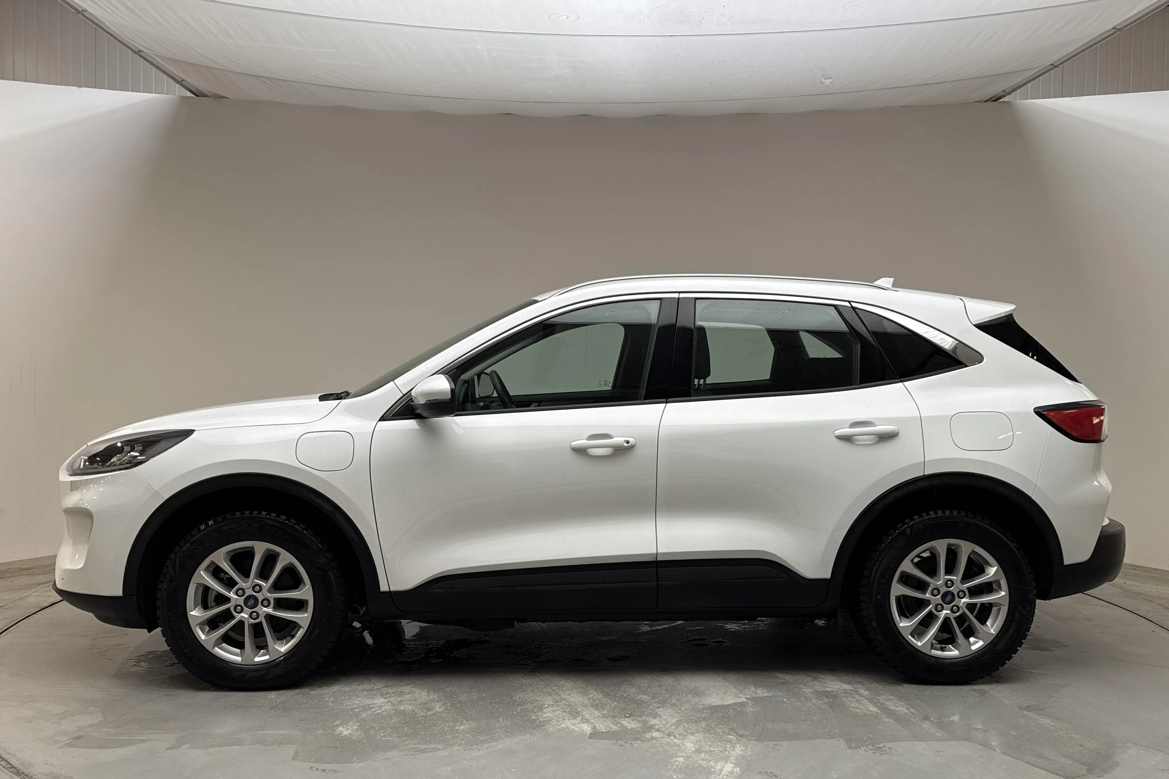 Presentationsfoto 2 av 15: Ford Kuga 2.5 PHEV (225hk) - 3 617 mil - Automat - vit - 2023