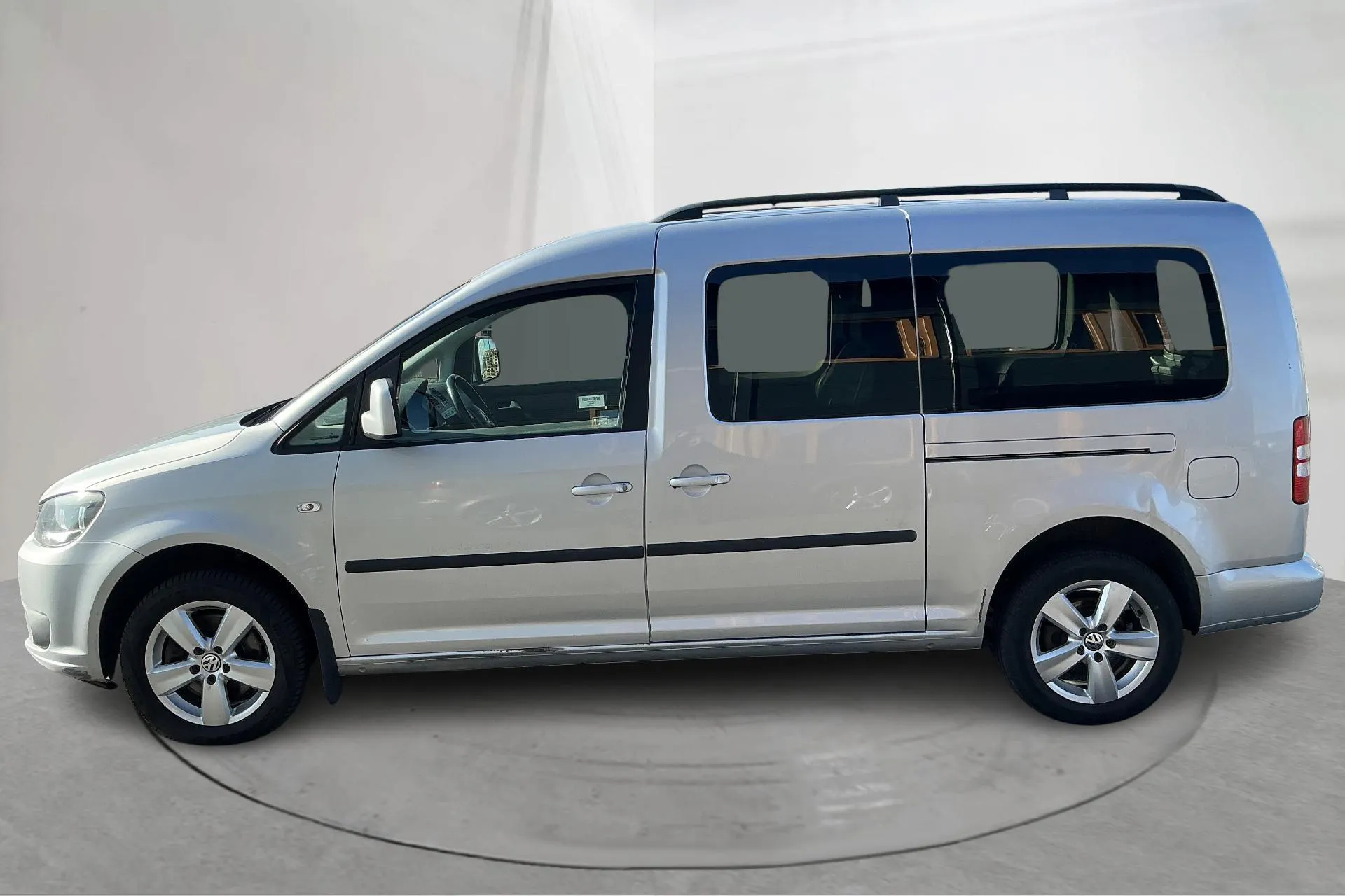 Presentationsfoto 2 av 12: VW Caddy Maxi Life 2.0 TDI (140hk) - 16 392 mil - Automat - silver - 2011