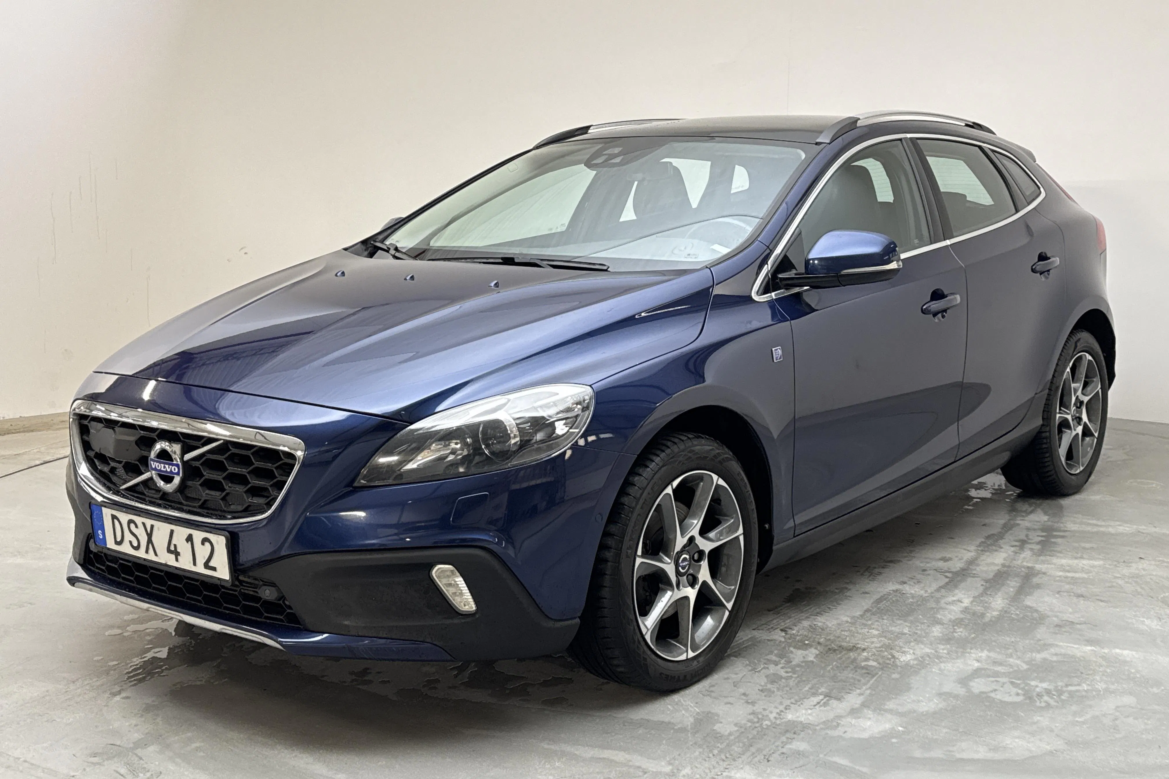 Presentation photo 1 of 19: Volvo V40 Cross Country D2 (115hk) - 230 350 km - Manual - blue - 2015