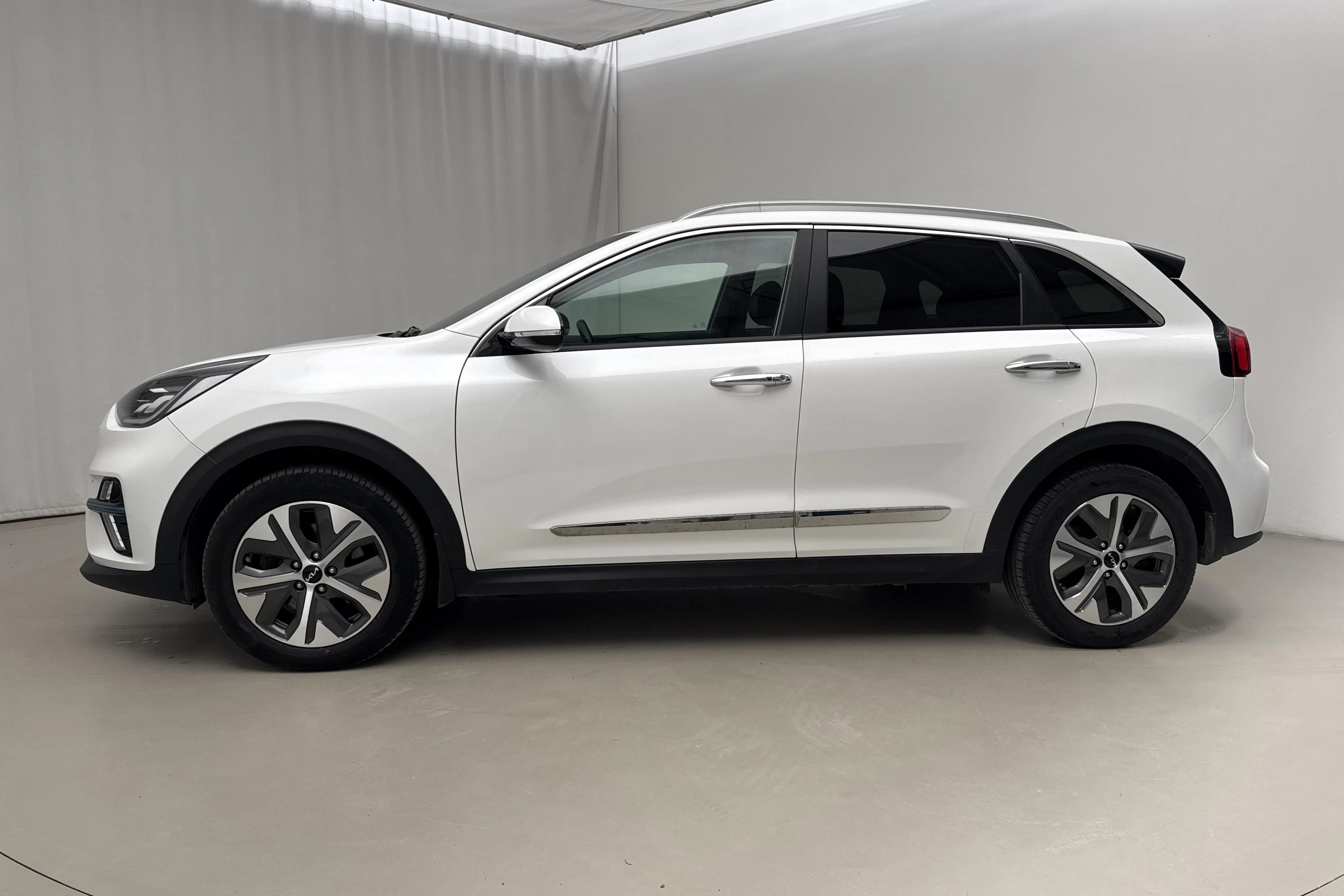 Presentationsfoto 2 av 21: KIA e-Niro 64kWh (204hk) - 7 723 mil - Automat - vit - 2022