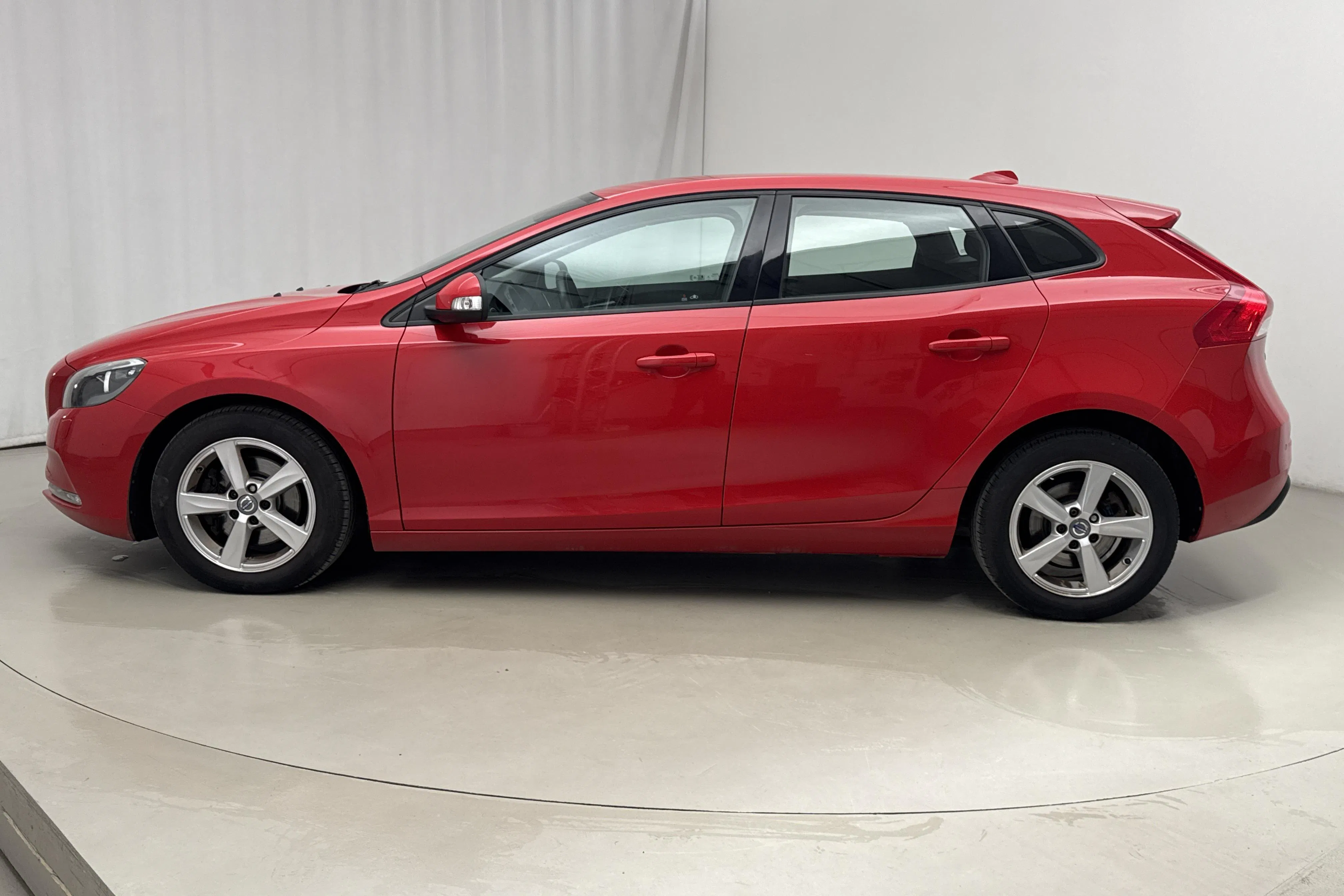 Presentationsfoto 2 av 14: Volvo V40 D2 (115hk) - 11 045 mil - Automat - röd - 2014