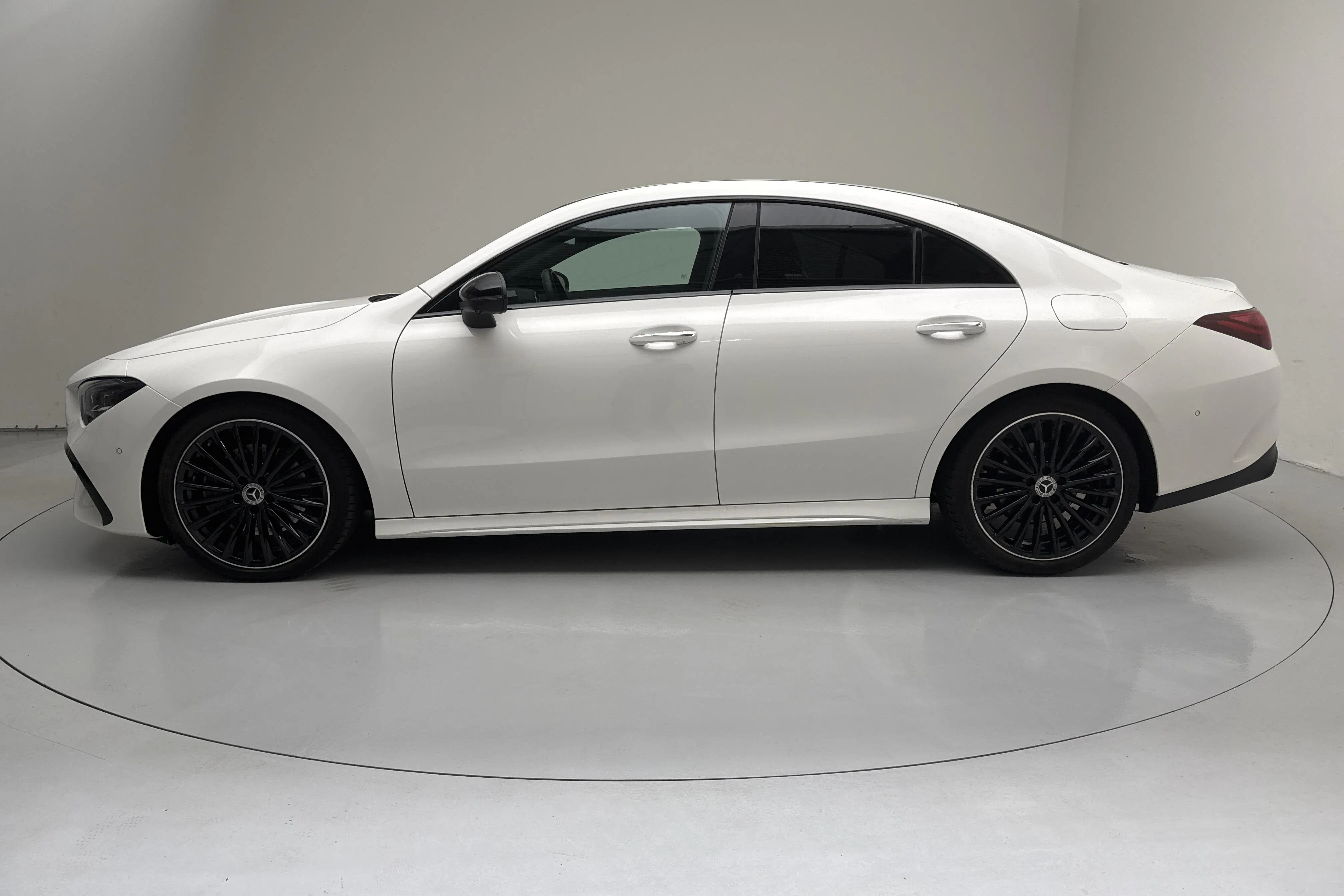 Presentationsfoto 2 av 13: Mercedes CLA 200 Coupé C118 (163hk) - 2 806 mil - Automat - vit - 2025