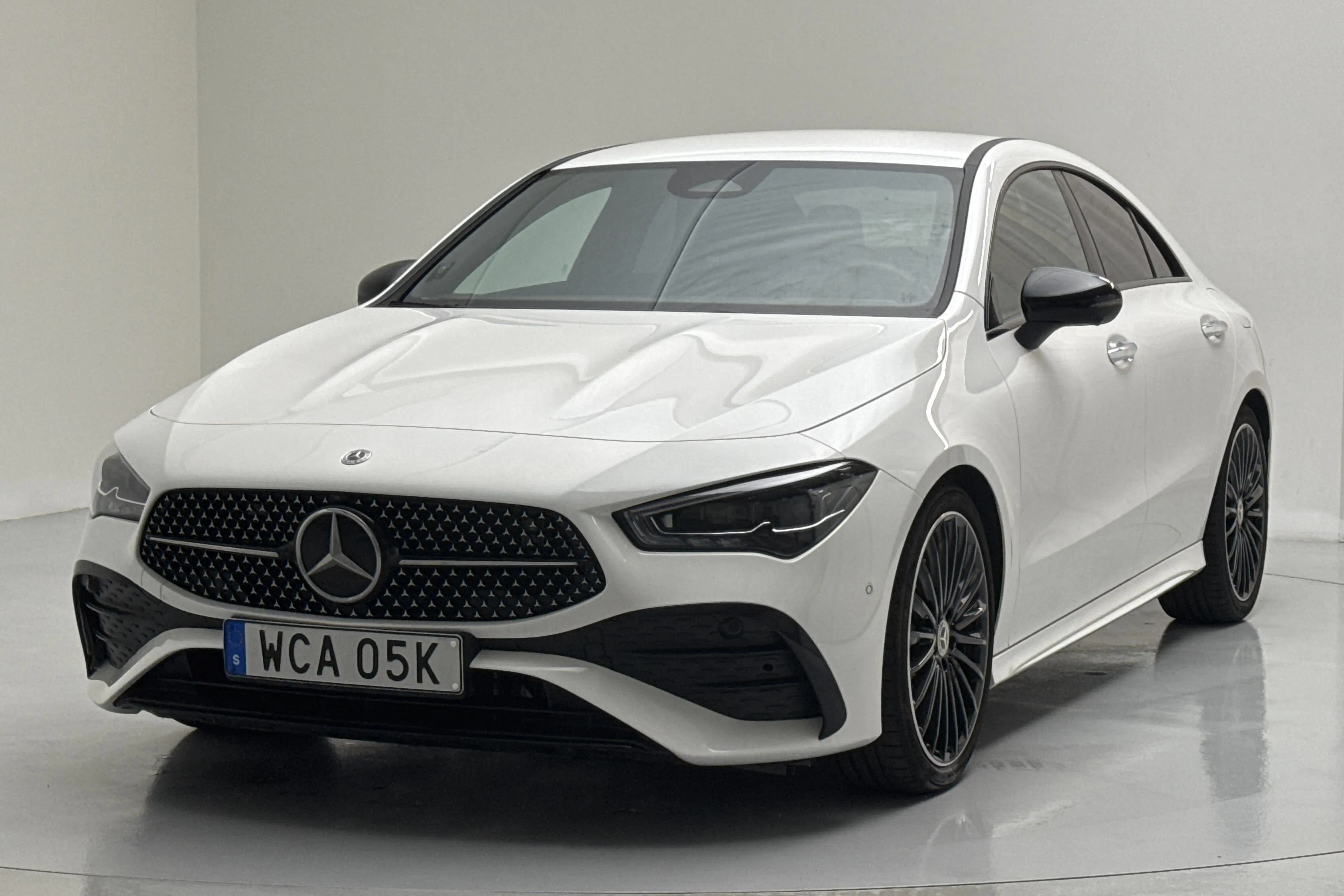Presentationsfoto 1 av 13: Mercedes CLA 200 Coupé C118 (163hk) - 2 806 mil - Automat - vit - 2025