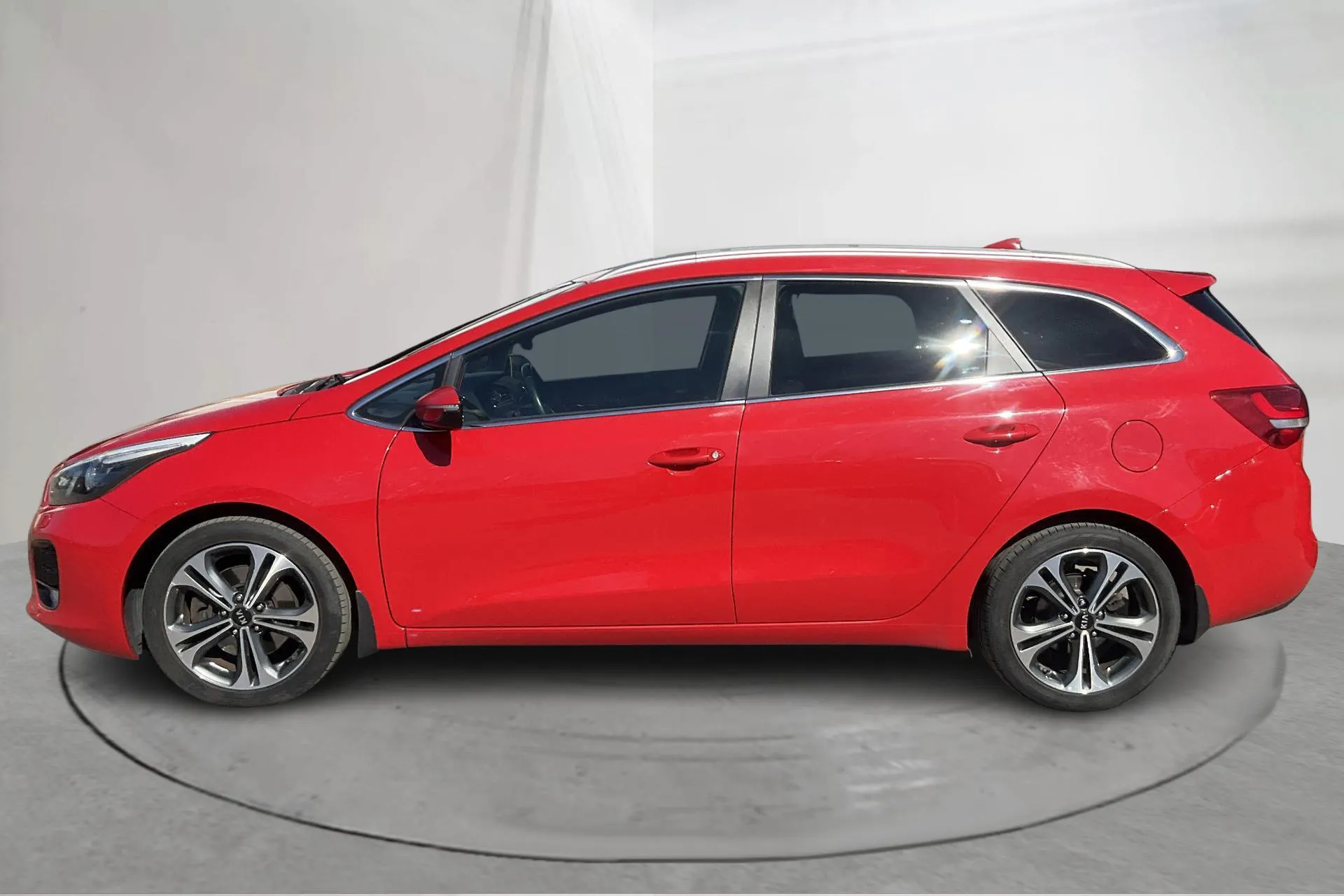 Presentation photo 2 of 16: KIA Cee'd 1.6 CRDi SW (136hk) - 107 520 km - Manual - red - 2017