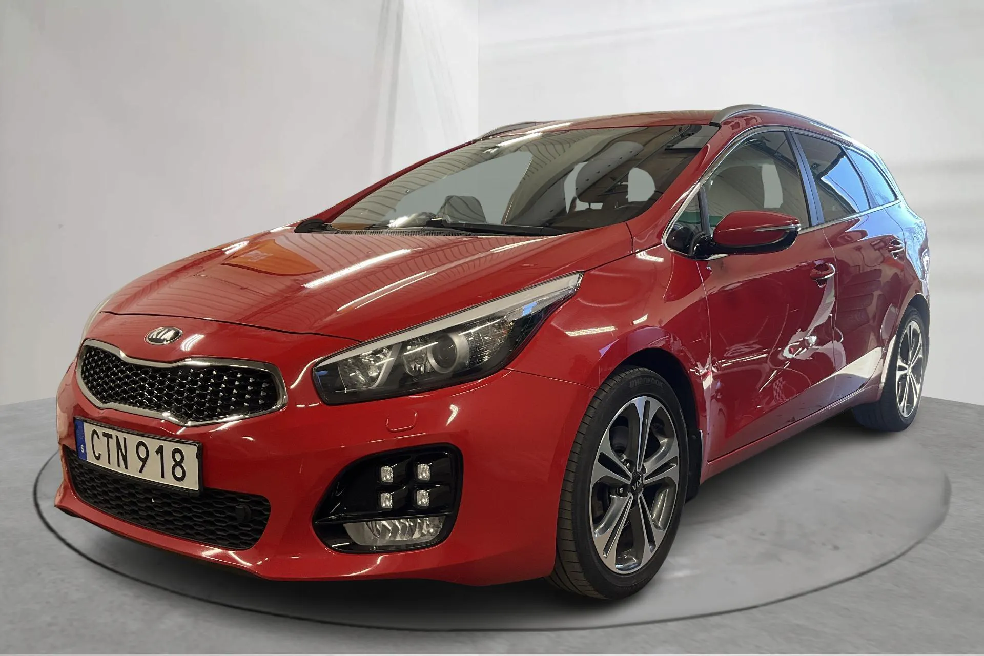 Presentation photo 1 of 16: KIA Cee'd 1.6 CRDi SW (136hk) - 107 520 km - Manual - red - 2017