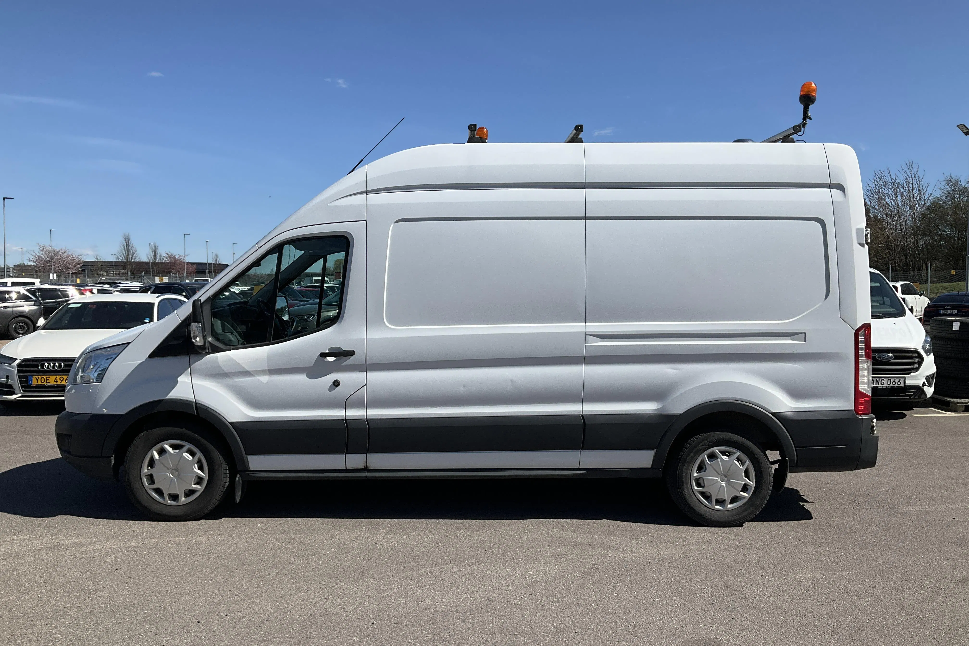 Presentationsfoto 2 av 14: Ford Transit 350 2.2 TDCi Skåp 2WD (125hk) - 15 516 mil - Manuell - vit - 2016