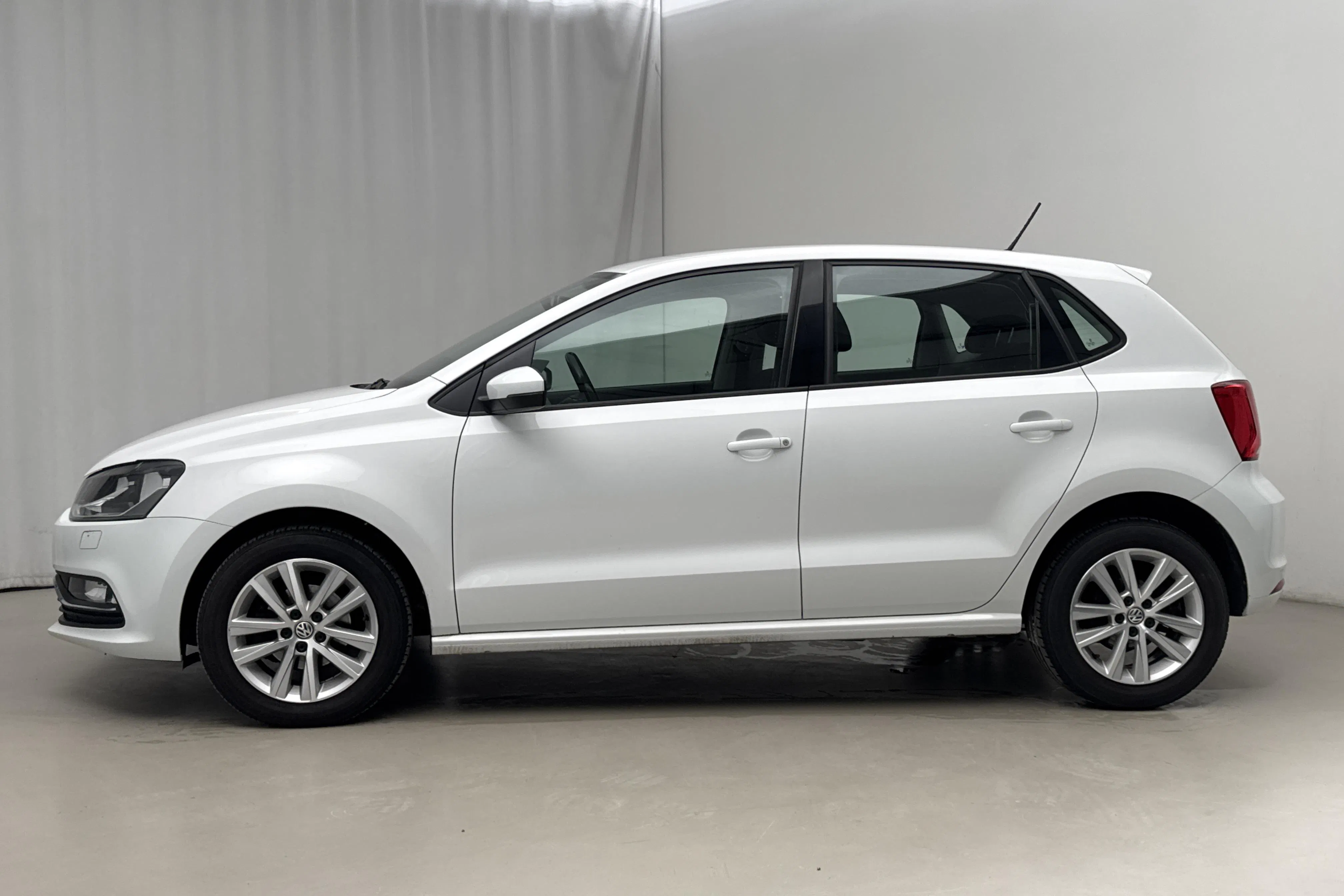 Presentationsfoto 2 av 16: VW Polo 1.2 TSI 5dr (90hk) - 8 266 mil - Manuell - vit - 2017