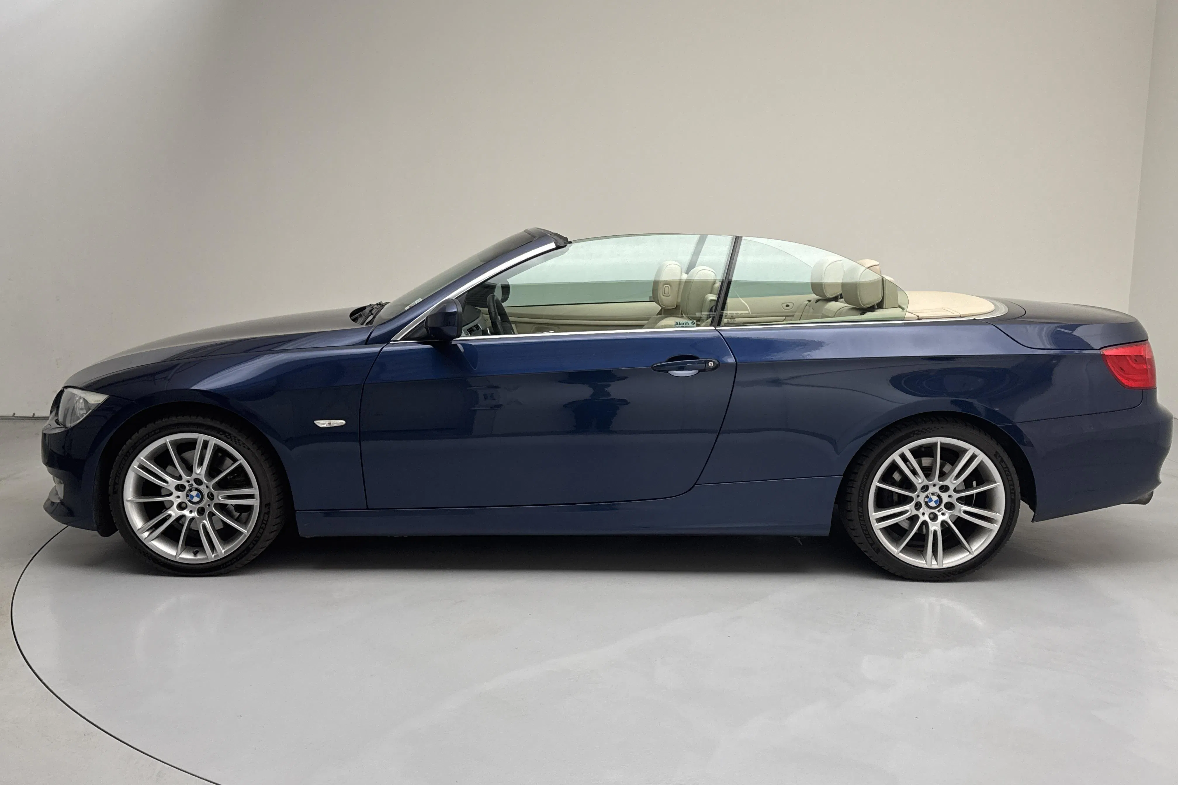 Presentationsfoto 2 av 17: BMW 325i Cabriolet, E93 (218hk) - 16 699 mil - Automat - blå - 2010