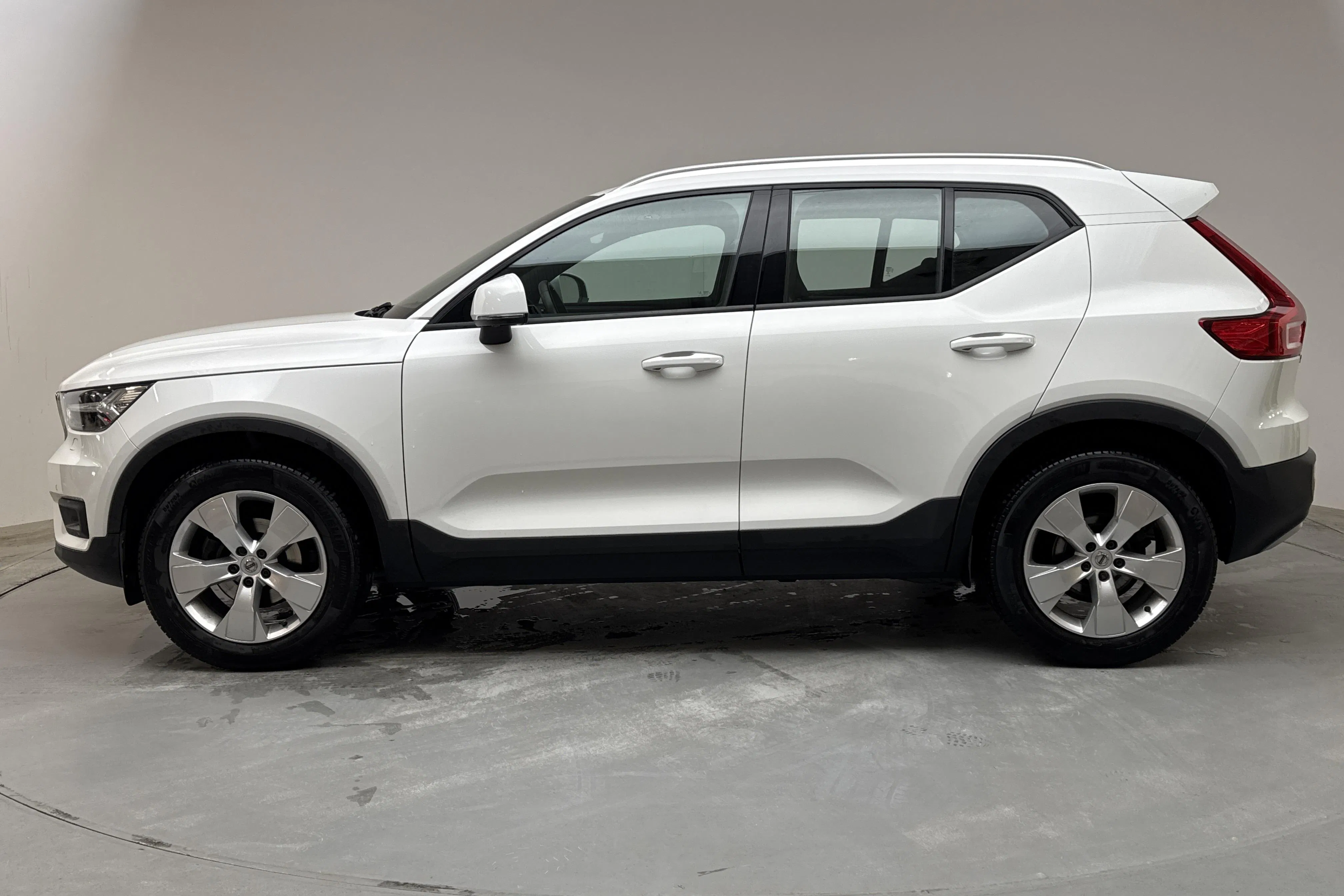 Presentationsfoto 2 av 15: Volvo XC40 T2 2WD (129hk) - 10 304 mil - Manuell - vit - 2022