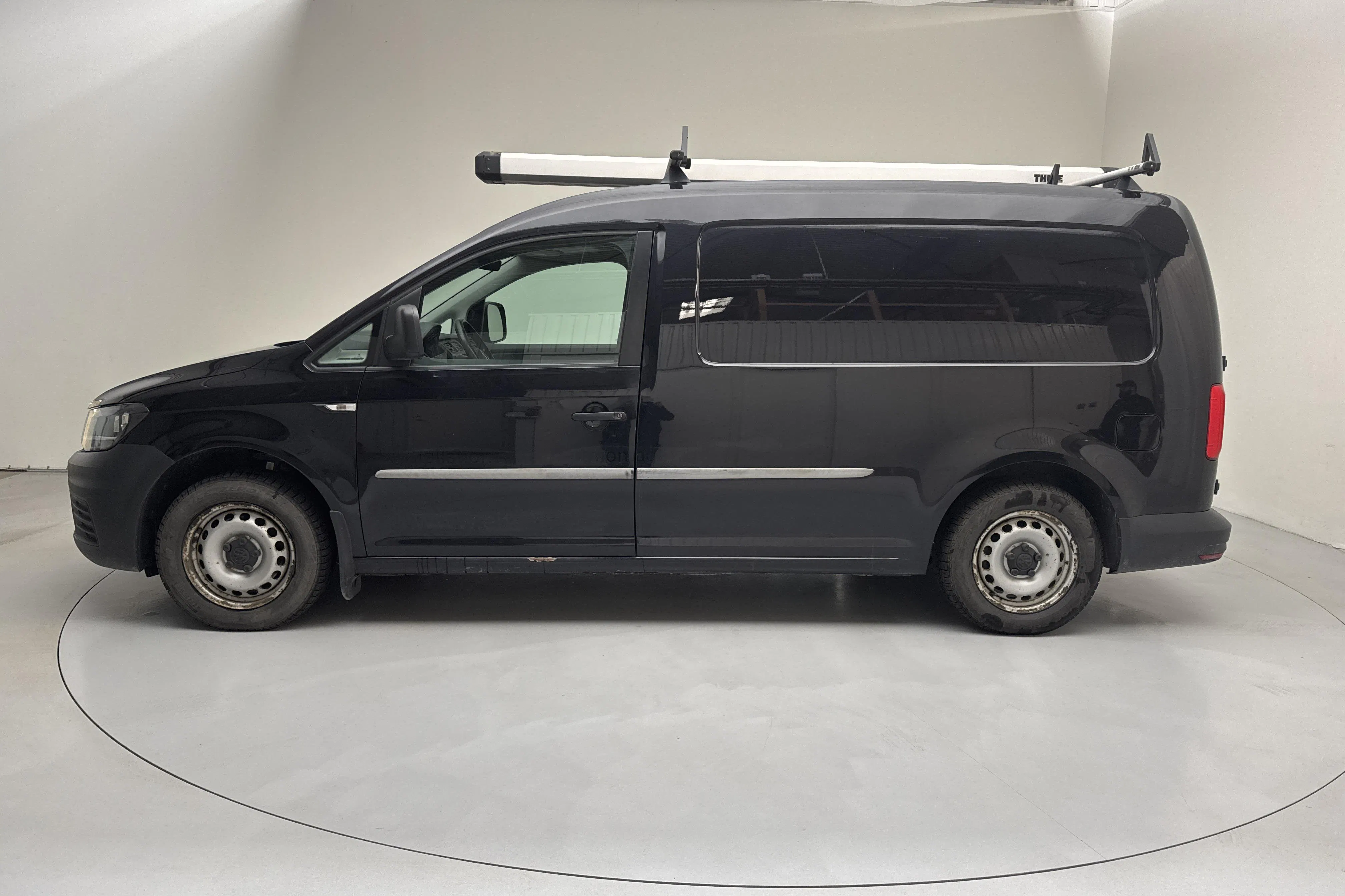 Presentationsfoto 2 av 14: VW Caddy 2.0 TDI Maxi Skåp (102hk) - 18 653 mil - Manuell - svart - 2018