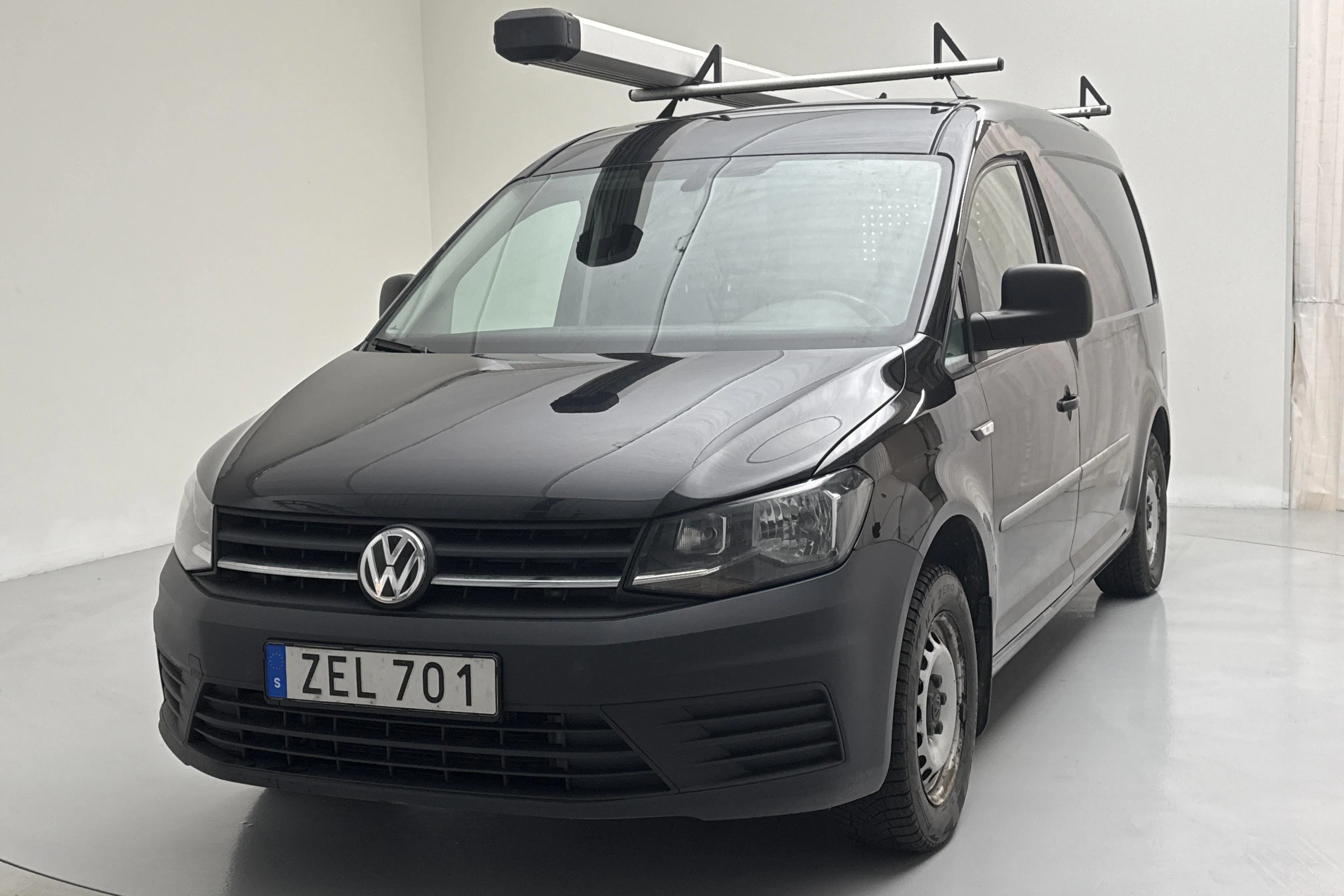 Presentationsfoto 1 av 14: VW Caddy 2.0 TDI Maxi Skåp (102hk) - 18 653 mil - Manuell - svart - 2018