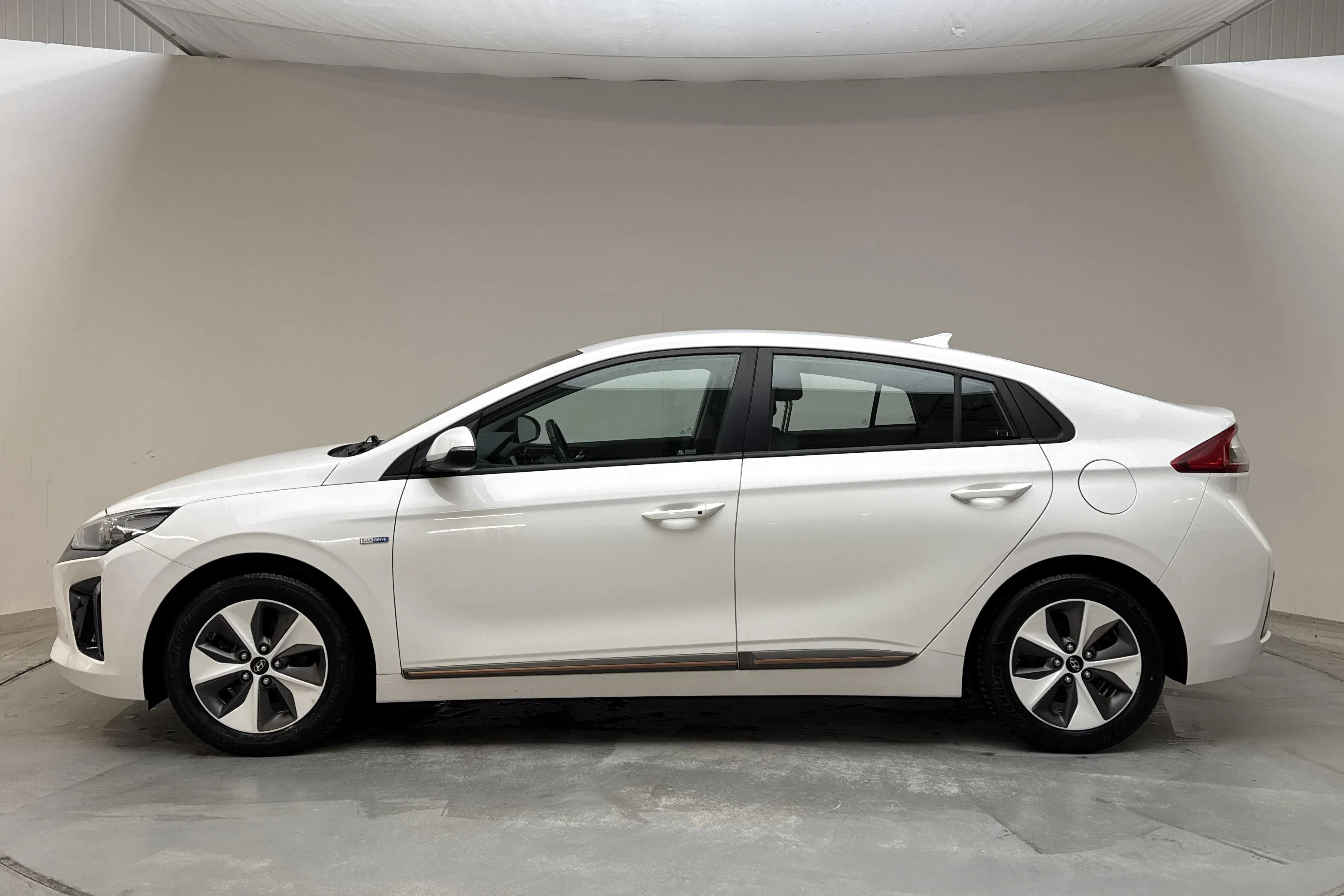 Presentationsfoto 2 av 16: Hyundai IONIQ Electric (120hk) - 8 254 mil - Automat - vit - 2019