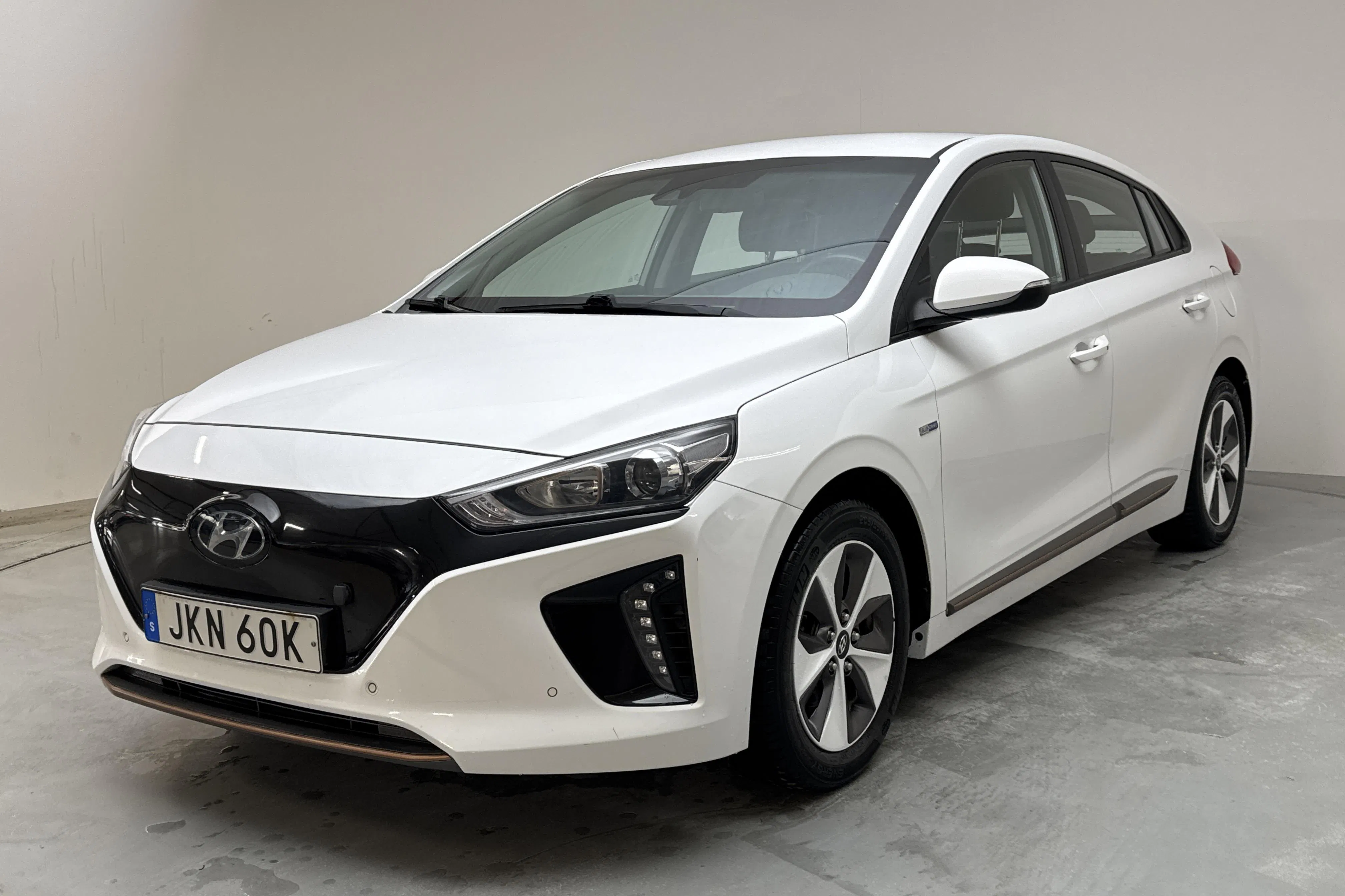 Presentationsfoto 1 av 16: Hyundai IONIQ Electric (120hk) - 8 254 mil - Automat - vit - 2019