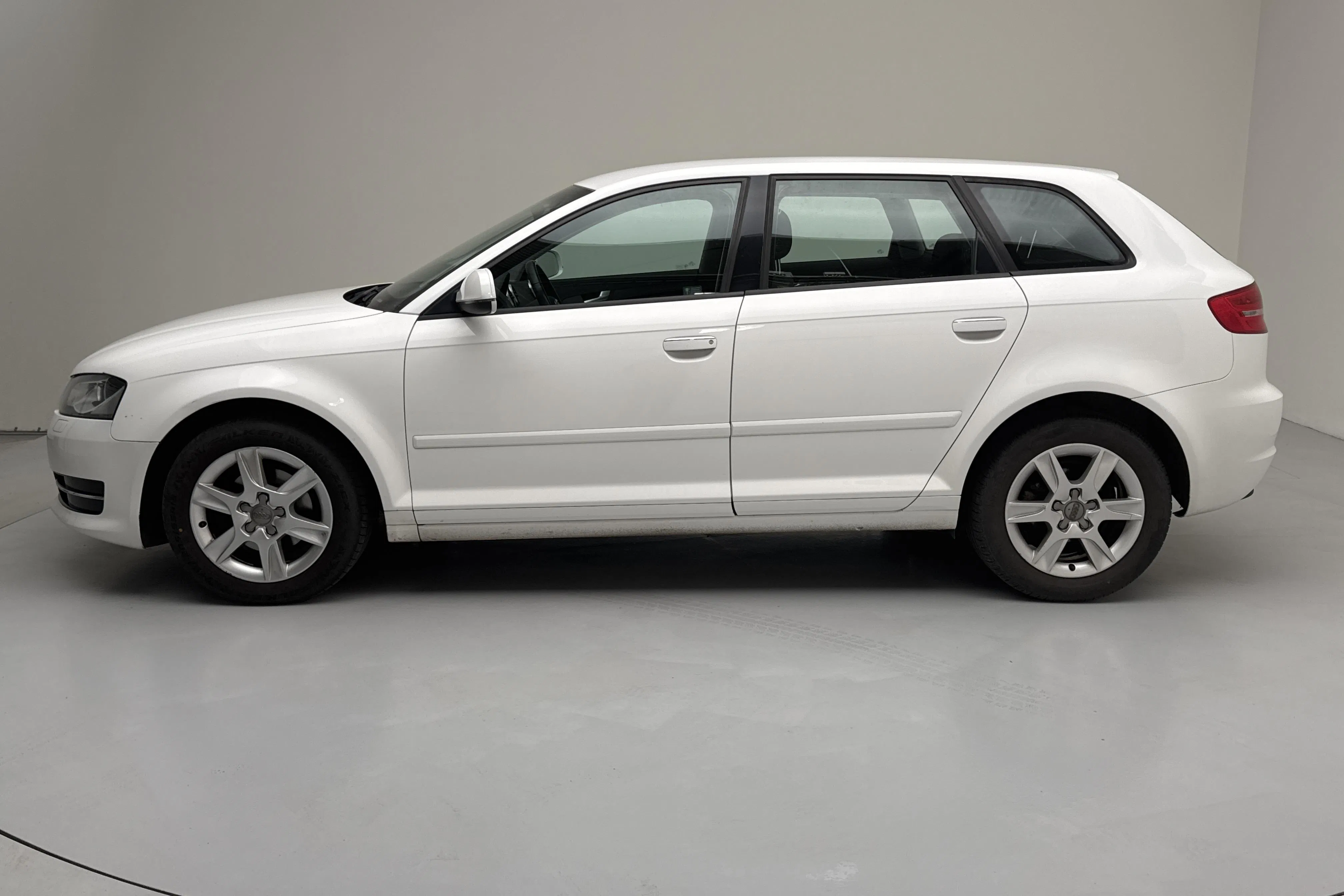 Presentationsfoto 2 av 12: Audi A3 1.6 TDI Sportback (105hk) - 16 785 mil - Manuell - vit - 2012