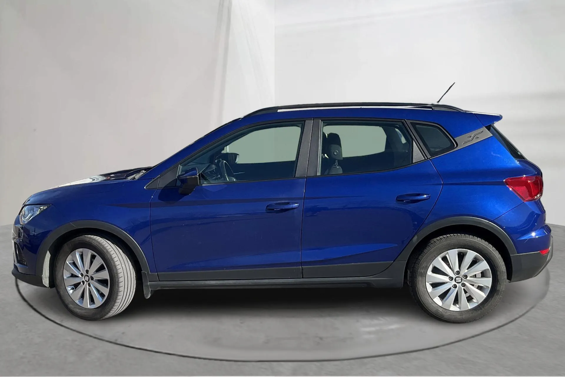Presentationsfoto 2 av 13: Seat Arona 1.6 TDI 5dr (95hk) - 5 817 mil - Automat - blå - 2021