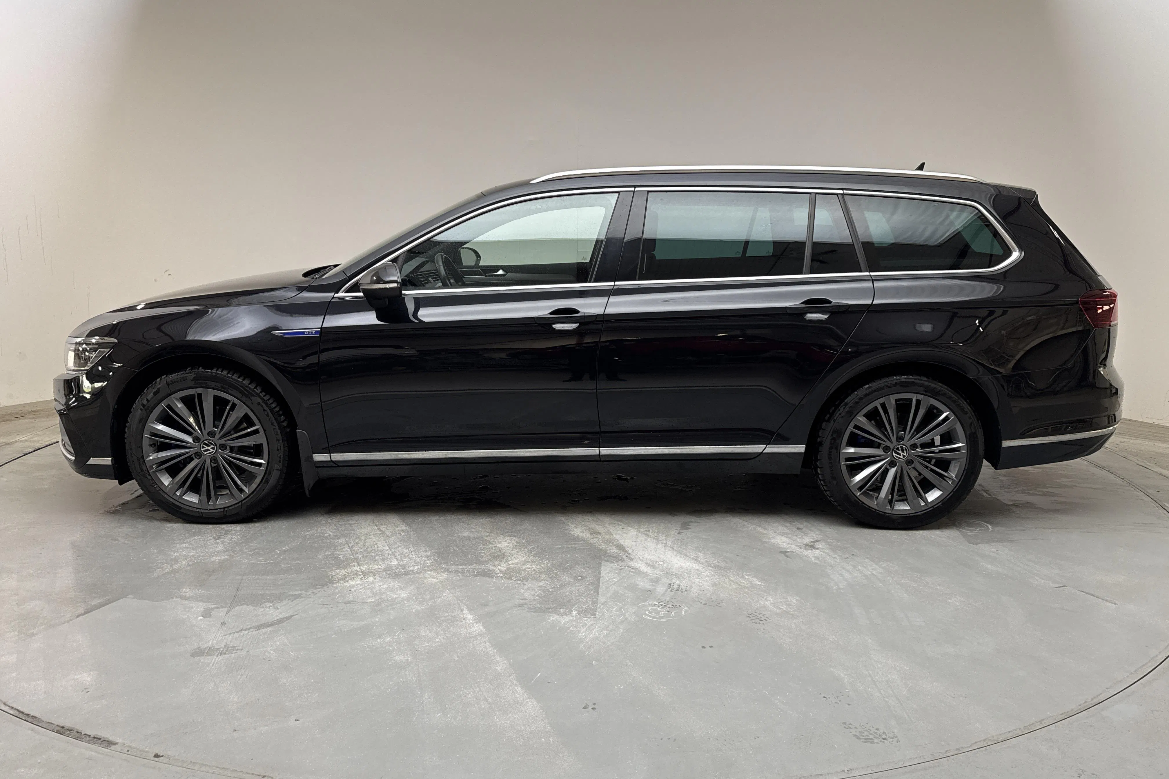Presentationsfoto 2 av 17: VW Passat 1.4 GTE Sportscombi (218hk) - 16 705 mil - Automat - svart - 2021