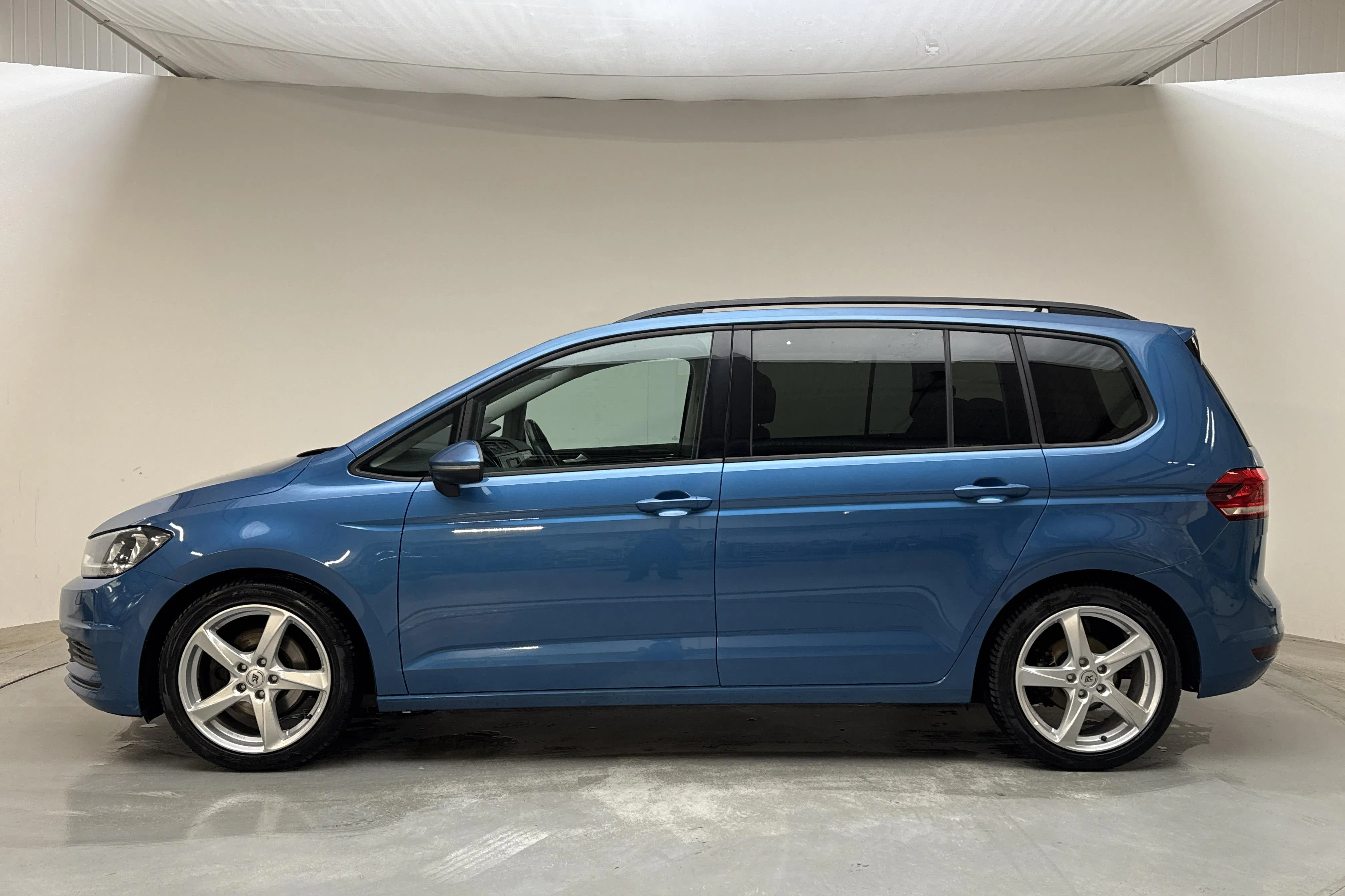 Presentationsfoto 2 av 16: VW Touran 2.0 TDI (150hk) - 20 315 mil - Manuell - blå - 2016