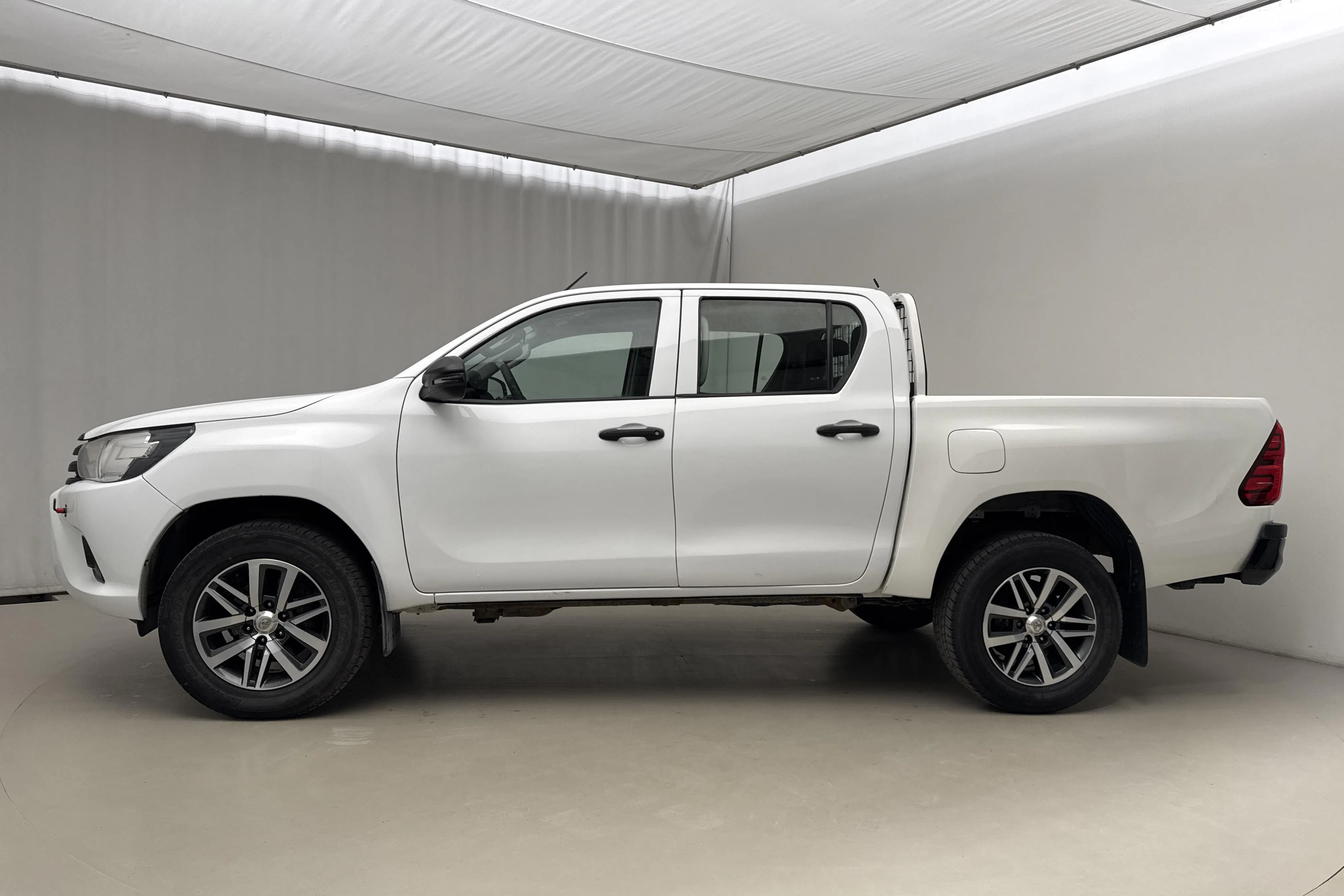 Presentation photo 2 of 17: Toyota Hilux 2.4 D 4WD (150hk) - 64 190 km - Manual - white - 2021