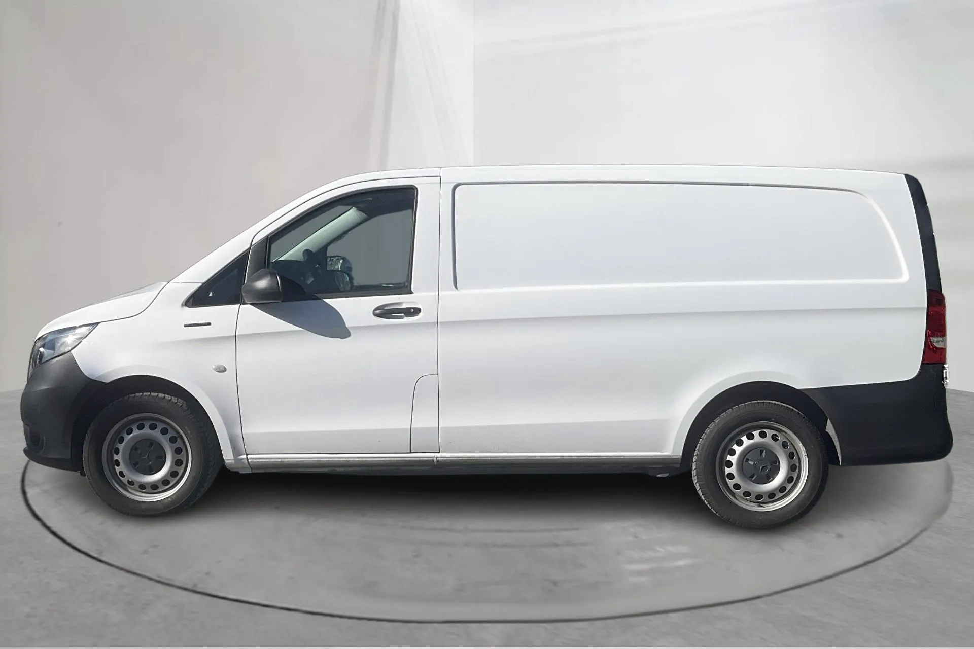 Presentationsfoto 2 av 14: Mercedes eVito Skåp 41kWh C447 (116hk) - 2 885 mil - Automat - vit - 2022