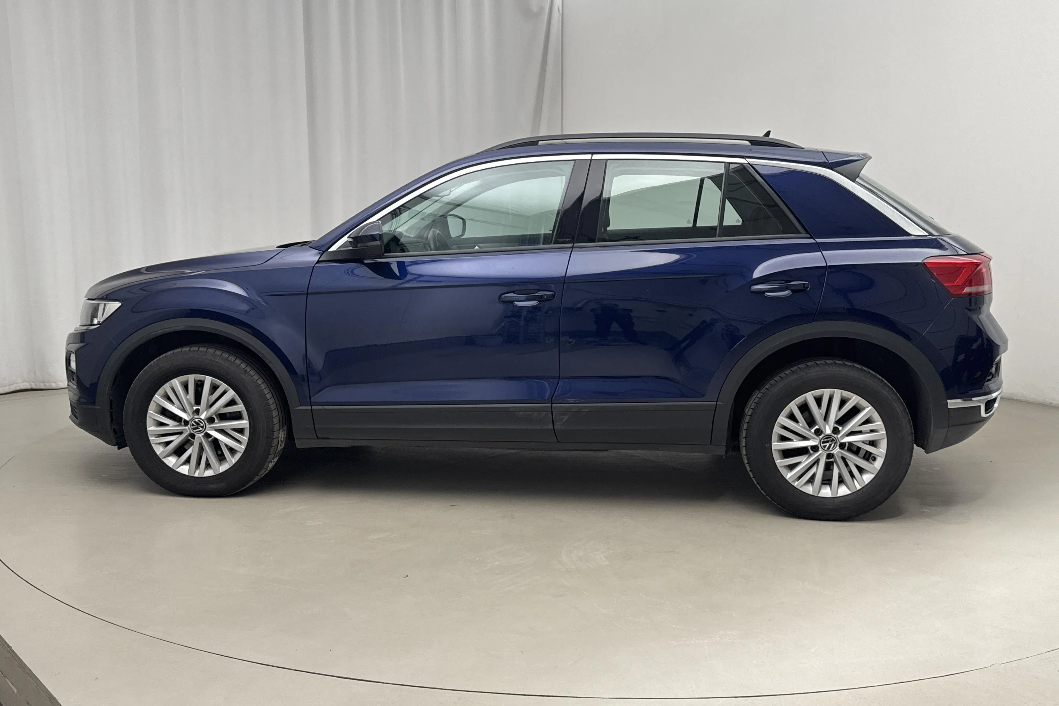 Presentationsfoto 2 av 13: VW T-Roc 2.0 TDI 4MOTION (150hk) - 15 123 mil - Automat - Dark Blue - 2021