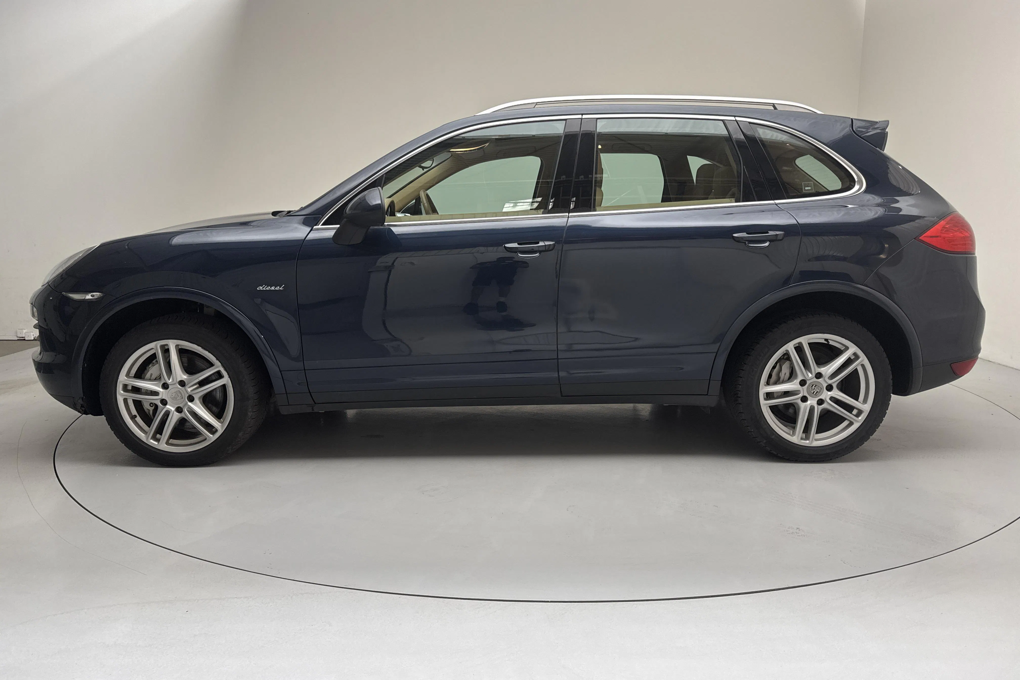 Presentationsfoto 2 av 14: Porsche Cayenne Diesel 4.2 (382hk) - 18 212 mil - Automat - Mörkblå - 2014