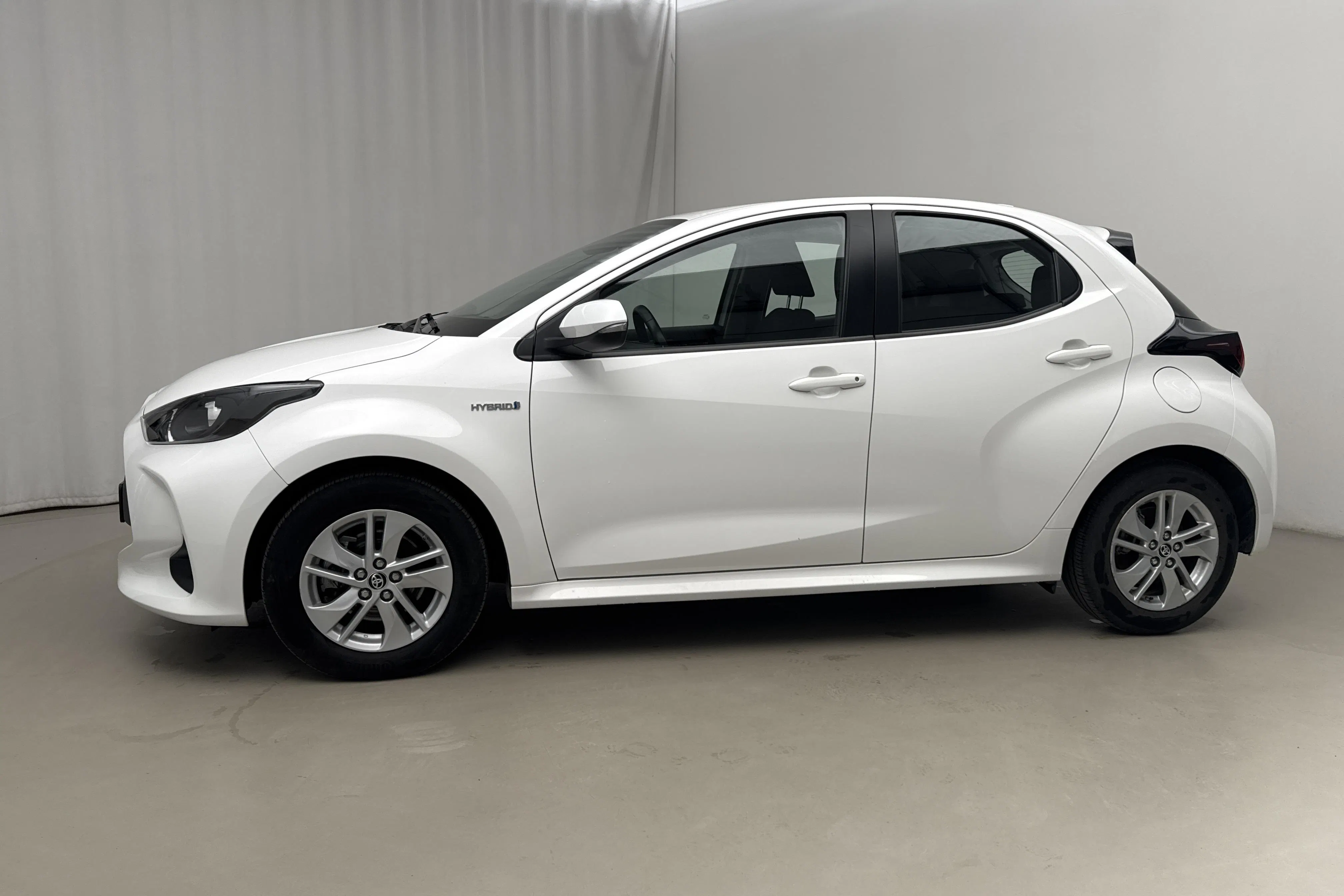 Presentationsfoto 2 av 18: Toyota Yaris 1.5 Hybrid 5dr (116hk) - 2 602 mil - Automat - vit - 2021
