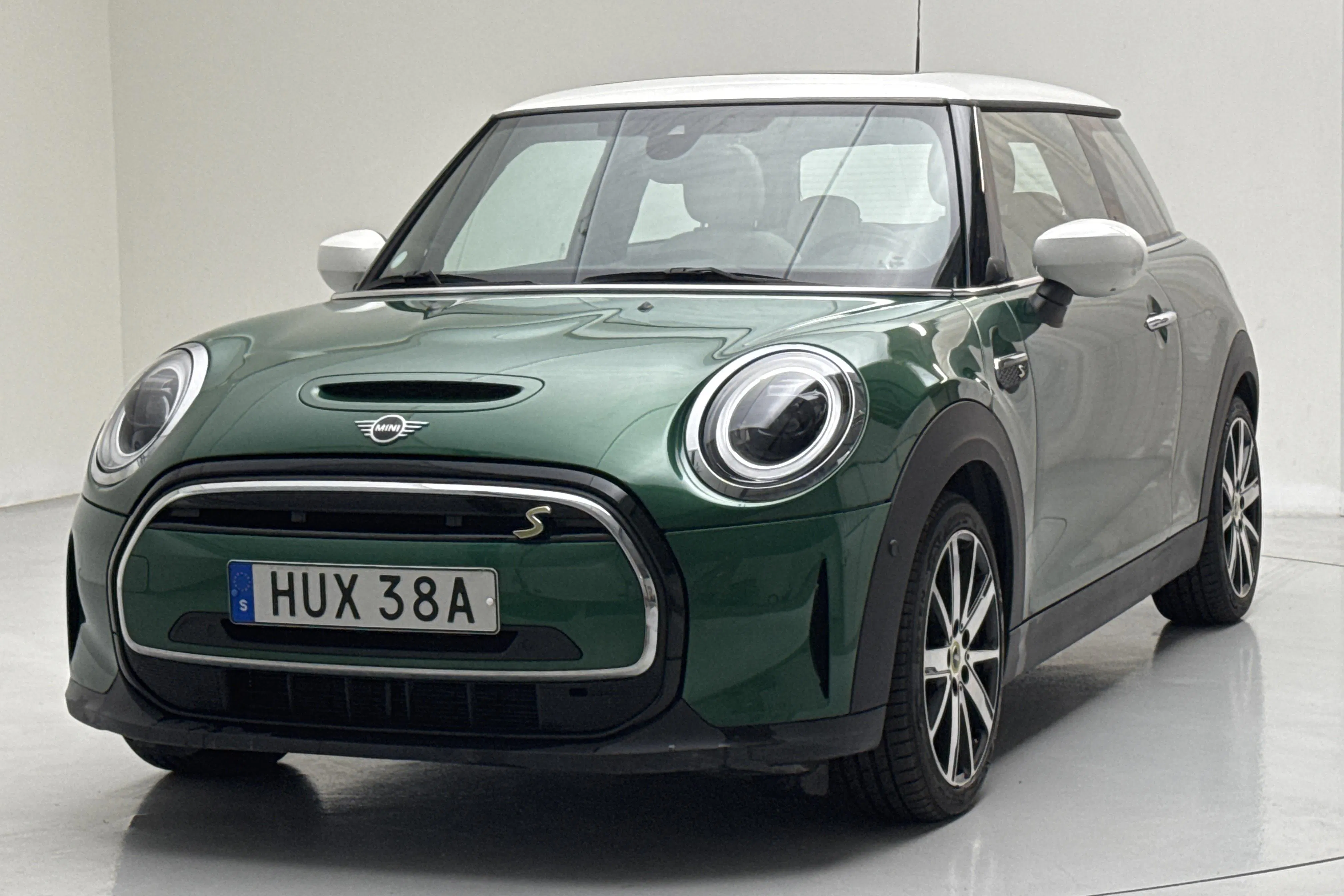 Presentation photo 1 of 19: MINI Cooper SE, F56 LCI (184hk) - 20 560 km - Automatic - green - 2022