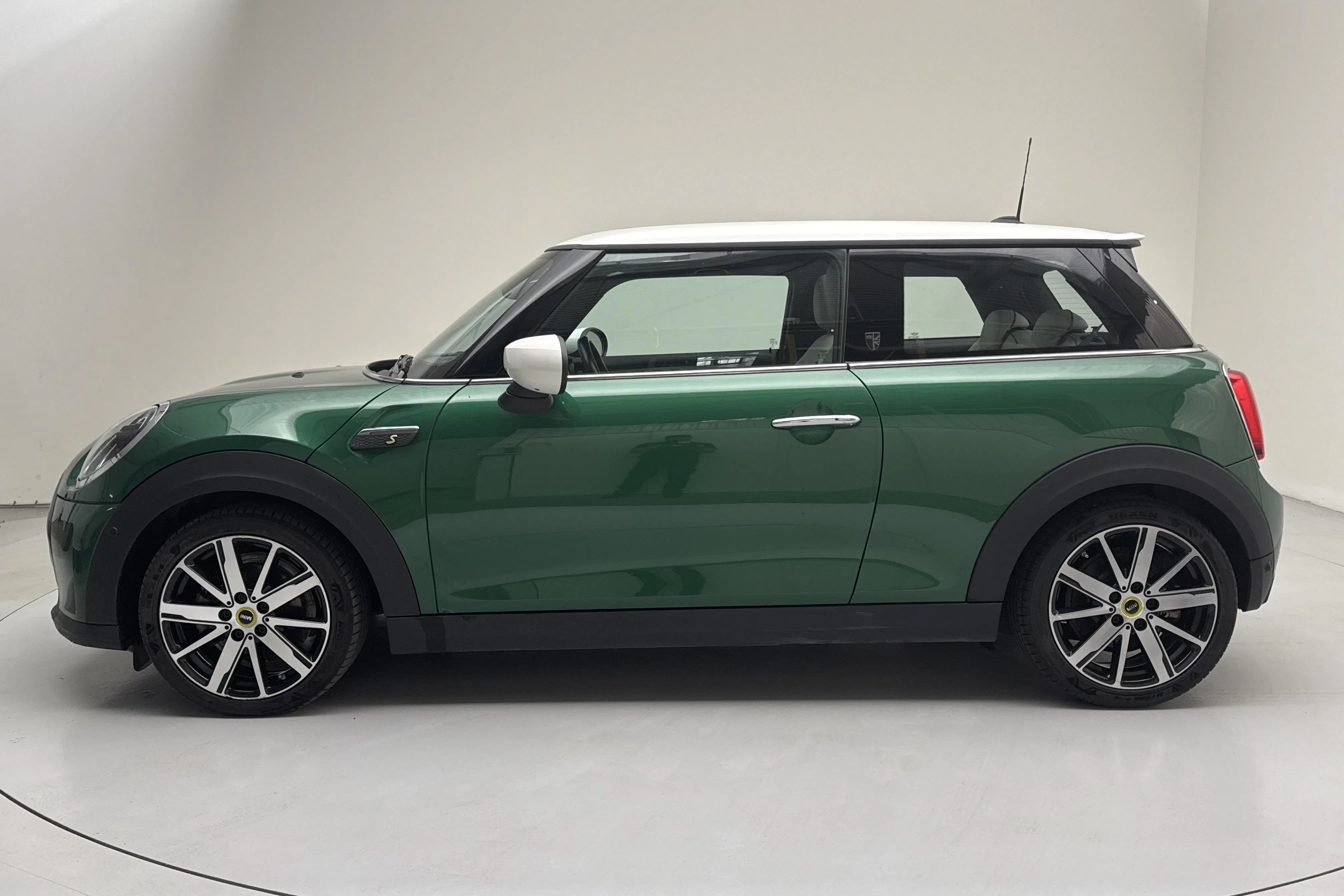 Presentation photo 2 of 19: MINI Cooper SE, F56 LCI (184hk) - 20 560 km - Automatic - green - 2022