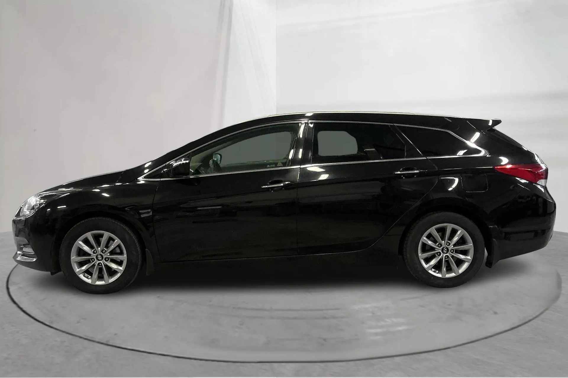 Presentation photo 2 of 14: Hyundai i40 1.7 D Kombi (141hk) - 174 170 km - Automatic - black - 2017