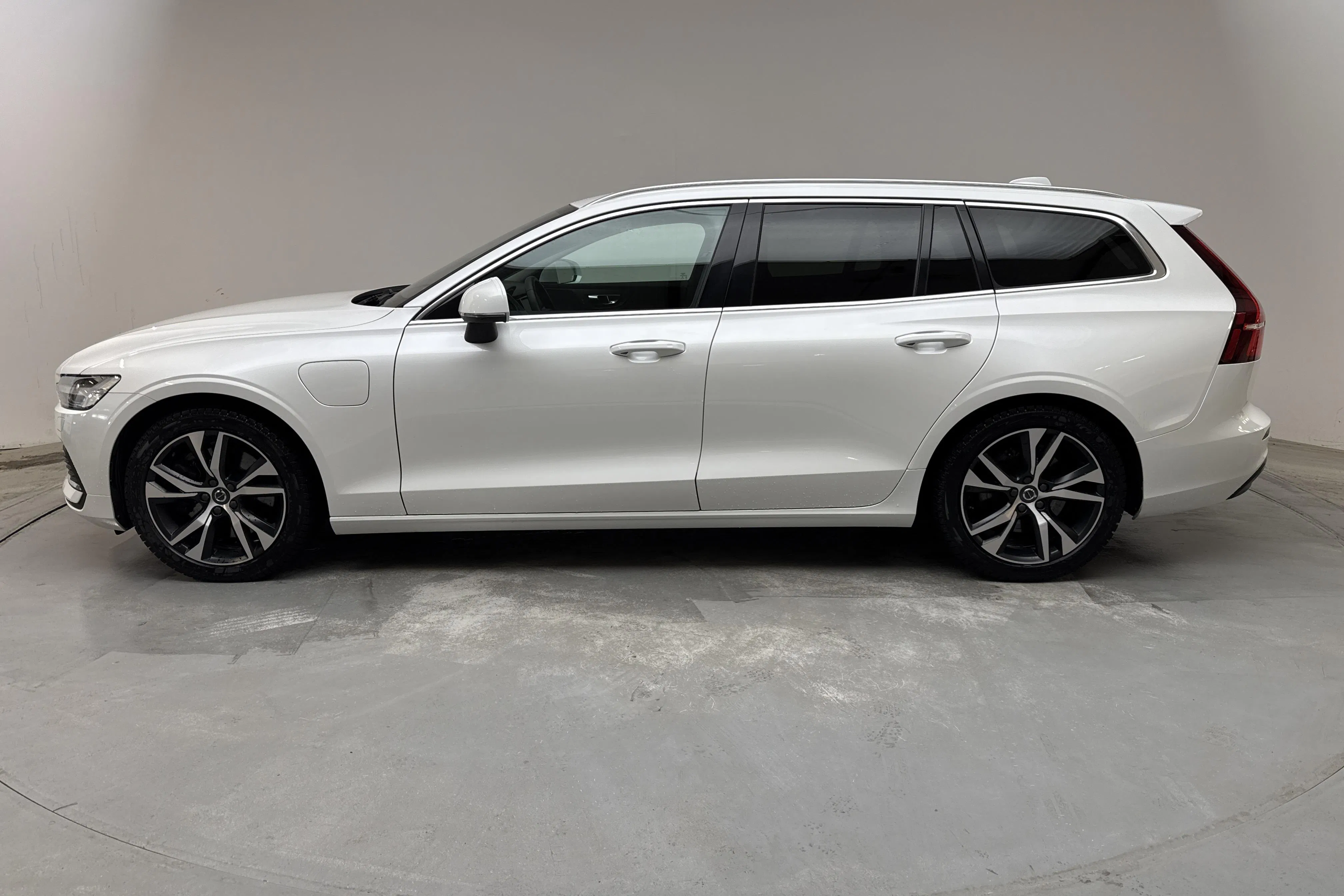 Presentationsfoto 2 av 18: Volvo V60 T6 AWD Recharge (350hk) - 5 711 mil - Automat - vit - 2023