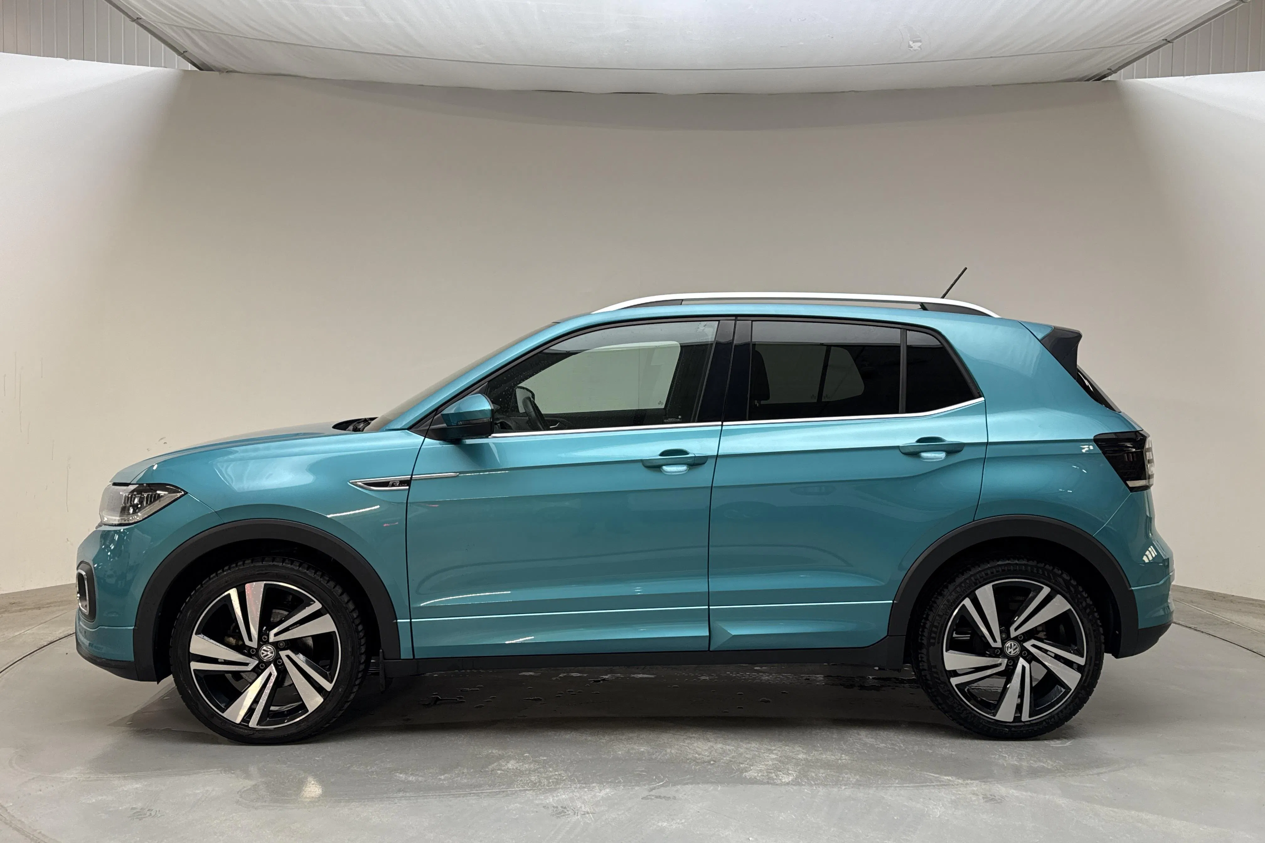 Presentationsfoto 2 av 13: VW T-Cross 1.0 TSI (115hk) - 3 749 mil - Automat - grön - 2019