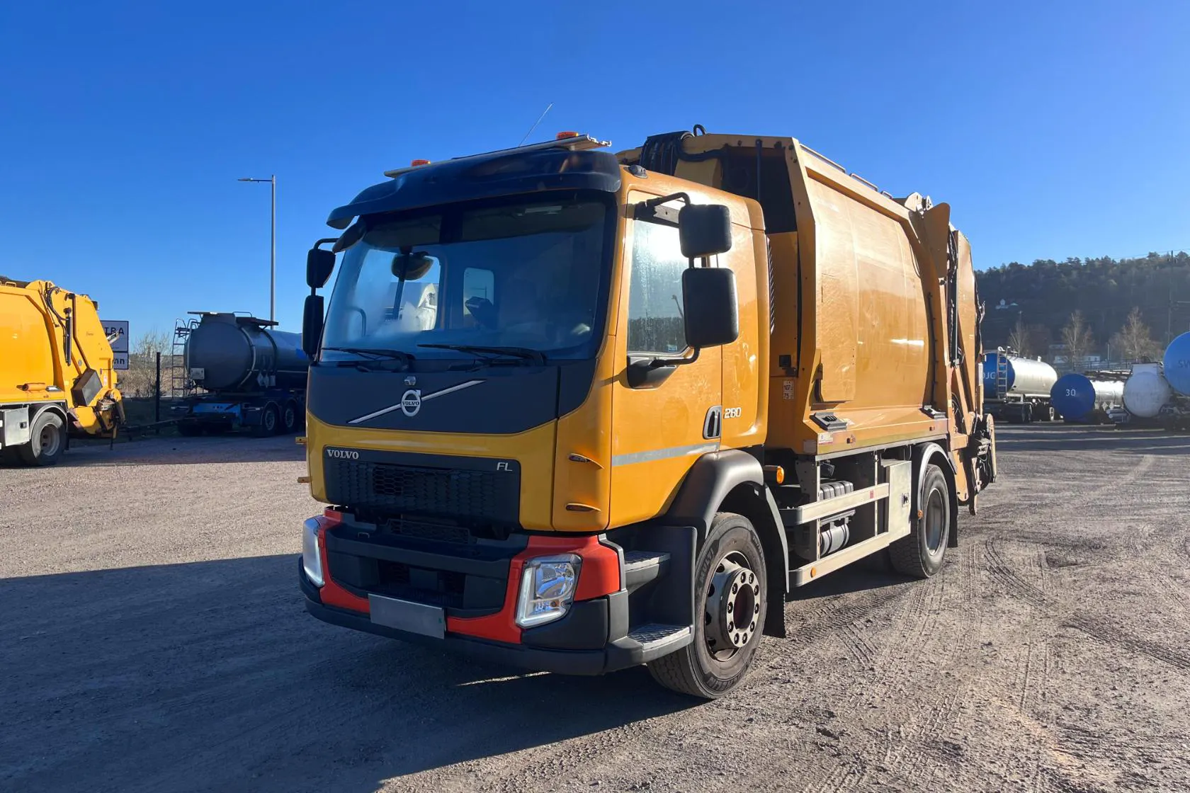Presentationsfoto 1 av 100: VOLVO FL280 - 244 392 km - Automat - gul - 2015