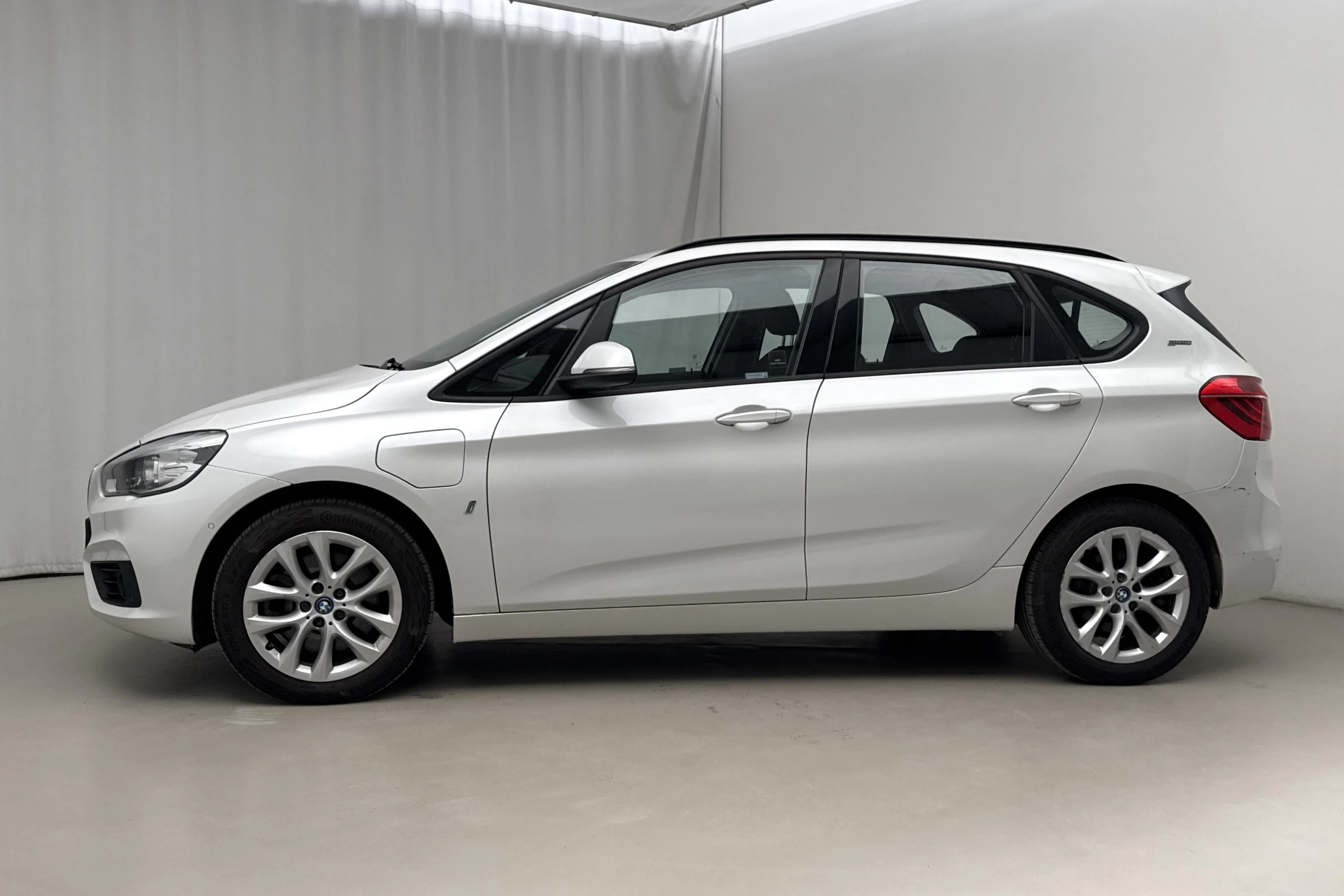 Presentationsfoto 2 av 20: BMW 225xe Active Tourer, F45 (224hk) - 9 489 mil - Automat - vit - 2017