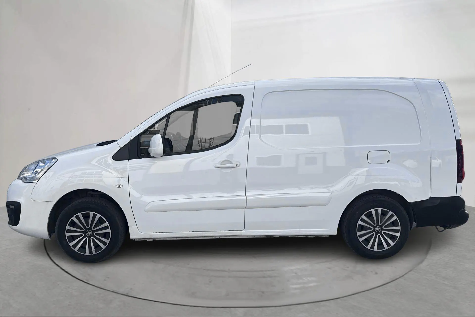 Presentationsfoto 2 av 15: Peugeot Partner 1.6 BlueHDI Skåp (100hk) - 10 075 mil - Manuell - 2018