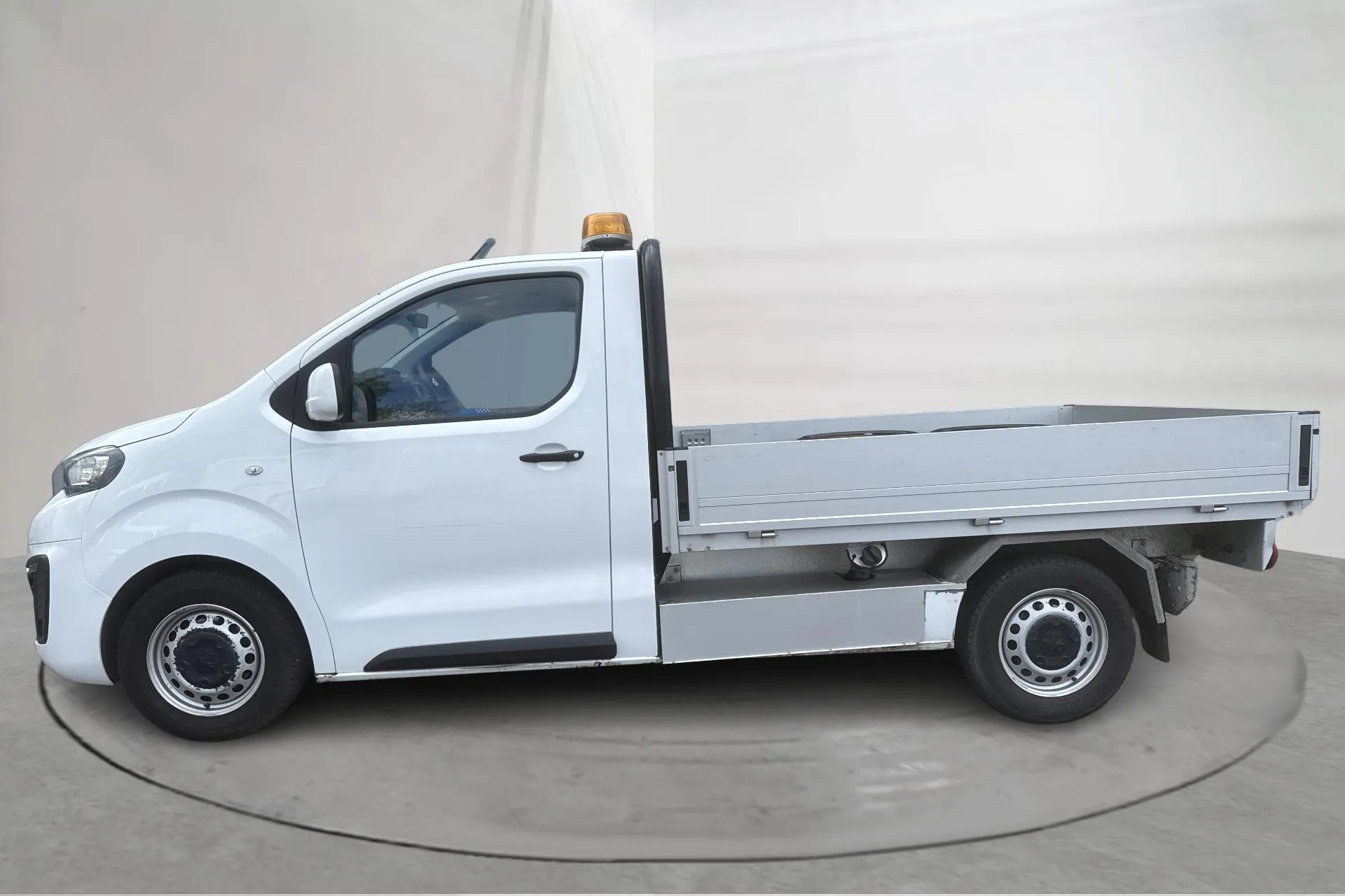 Presentationsfoto 2 av 13: Peugeot Expert 2.0 HDI Chassi (120hk) - 9 804 mil - Manuell - vit - 2017