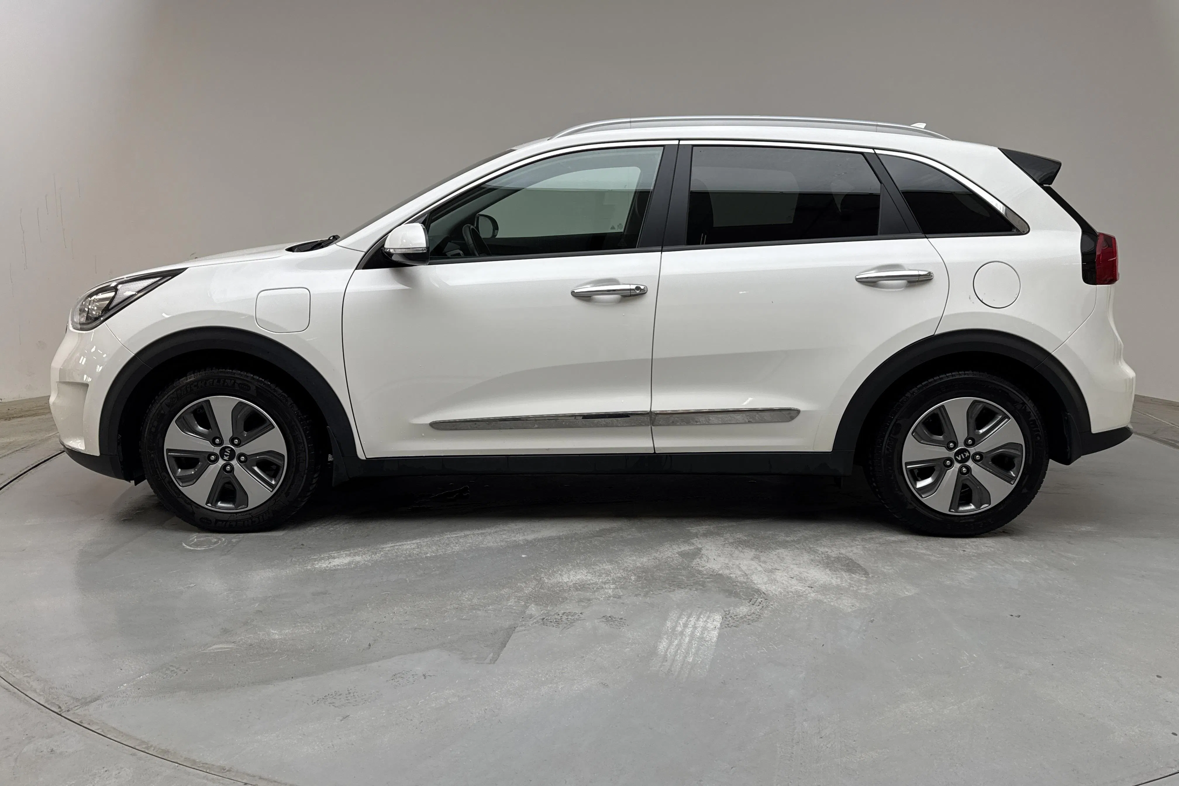 Presentationsfoto 2 av 16: KIA Niro Plug-in Hybrid 1.6 (141hk) - 5 631 mil - Automat - vit - 2019