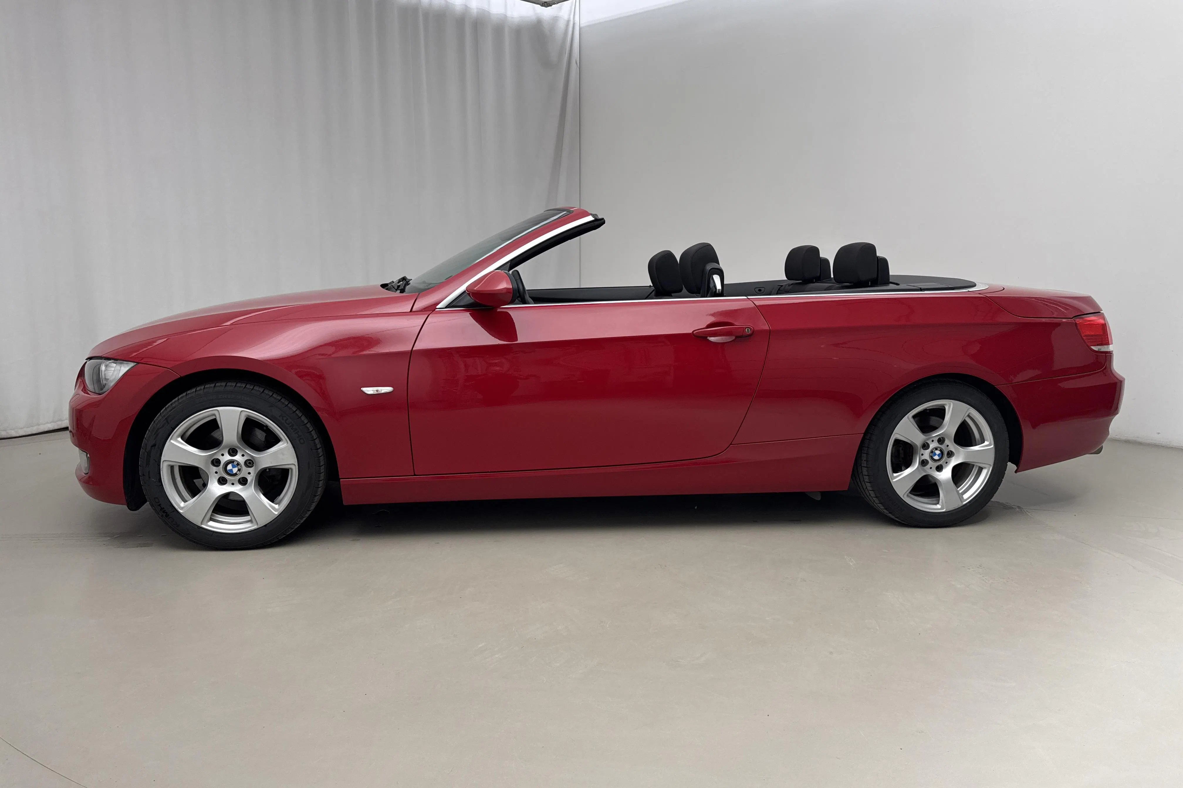 Presentationsfoto 2 av 23: BMW 320i Cabriolet, E93 (170hk) - 9 541 mil - Manuell - röd - 2008