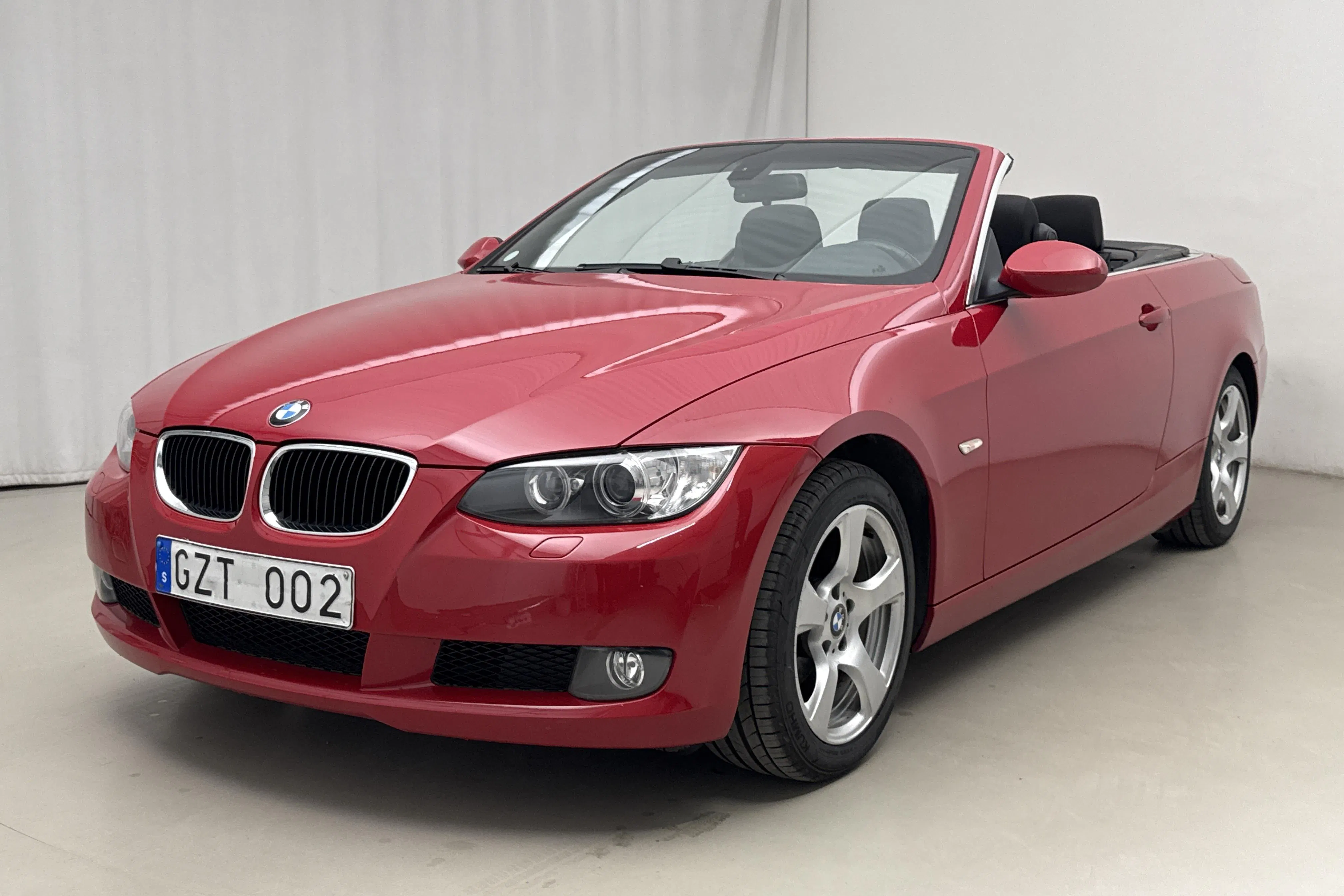 Presentationsfoto 1 av 23: BMW 320i Cabriolet, E93 (170hk) - 9 541 mil - Manuell - röd - 2008
