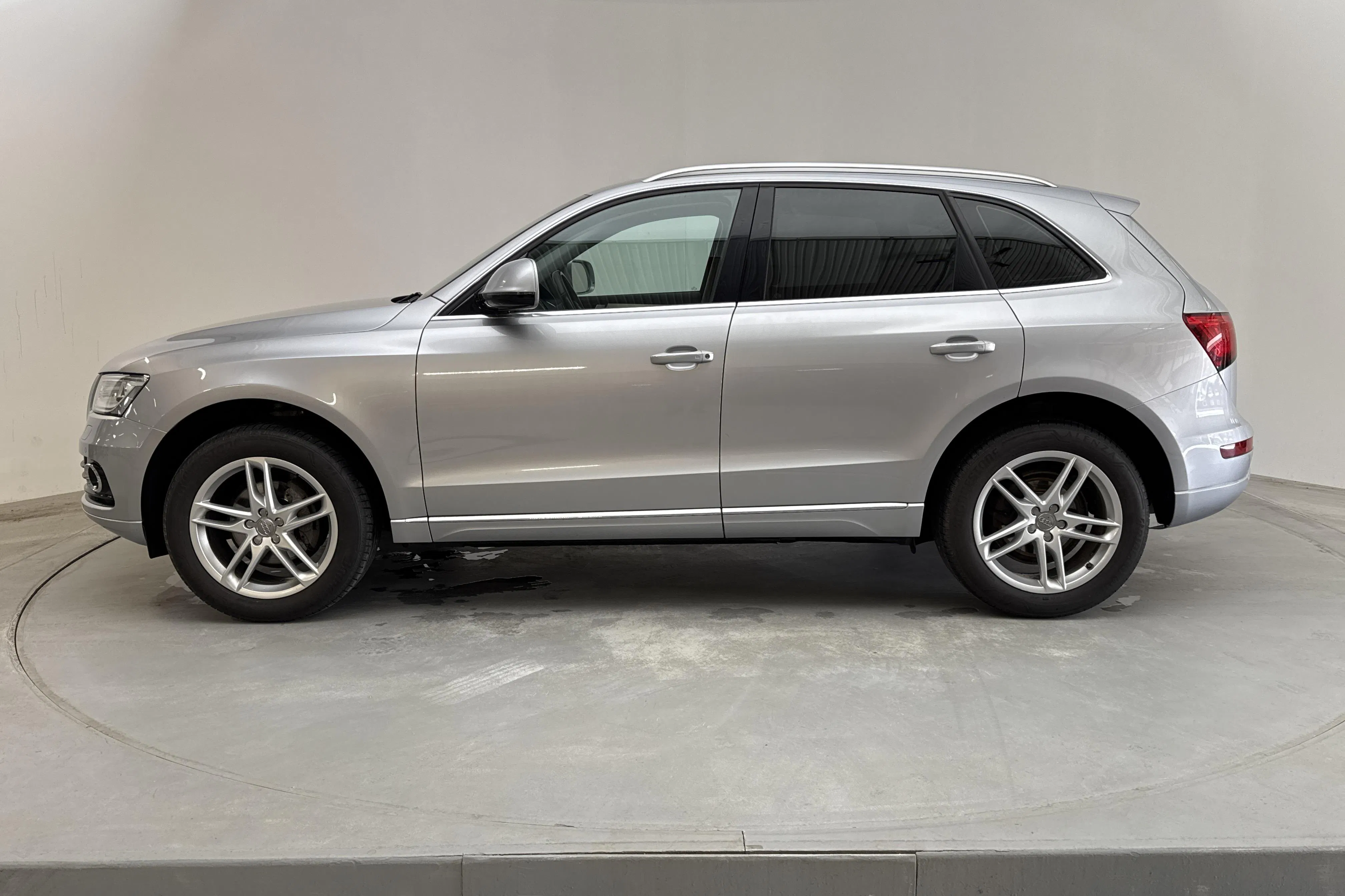 Presentationsfoto 2 av 12: Audi Q5 2.0 TDI clean diesel quattro (190hk) - 18 225 mil - Automat - silver - 2015