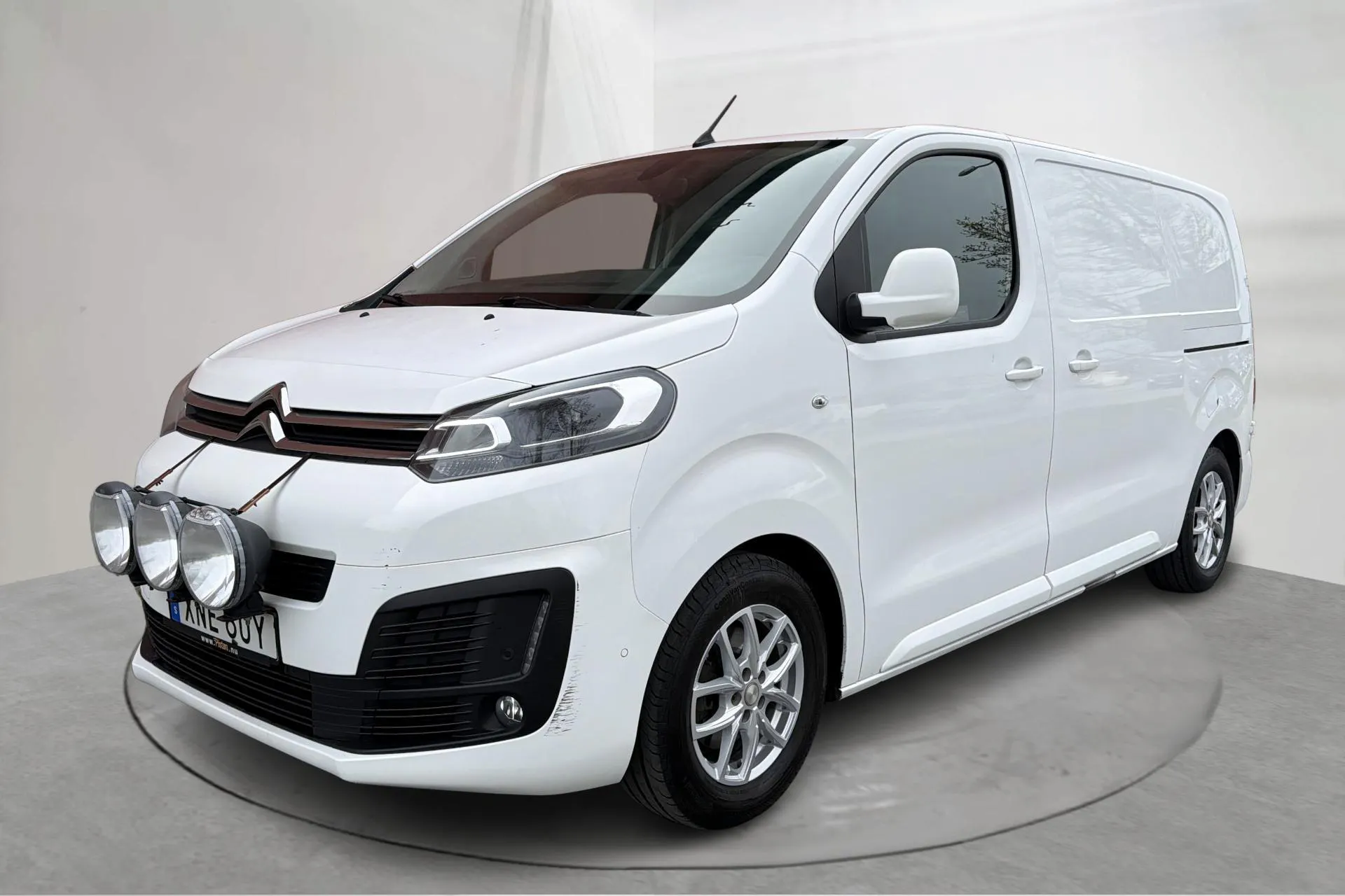 Presentationsfoto 1 av 15: Citroen Jumpy III 2.0 BlueHDI Skåp (120hk) - 17 375 mil - Manuell - vit - 2021