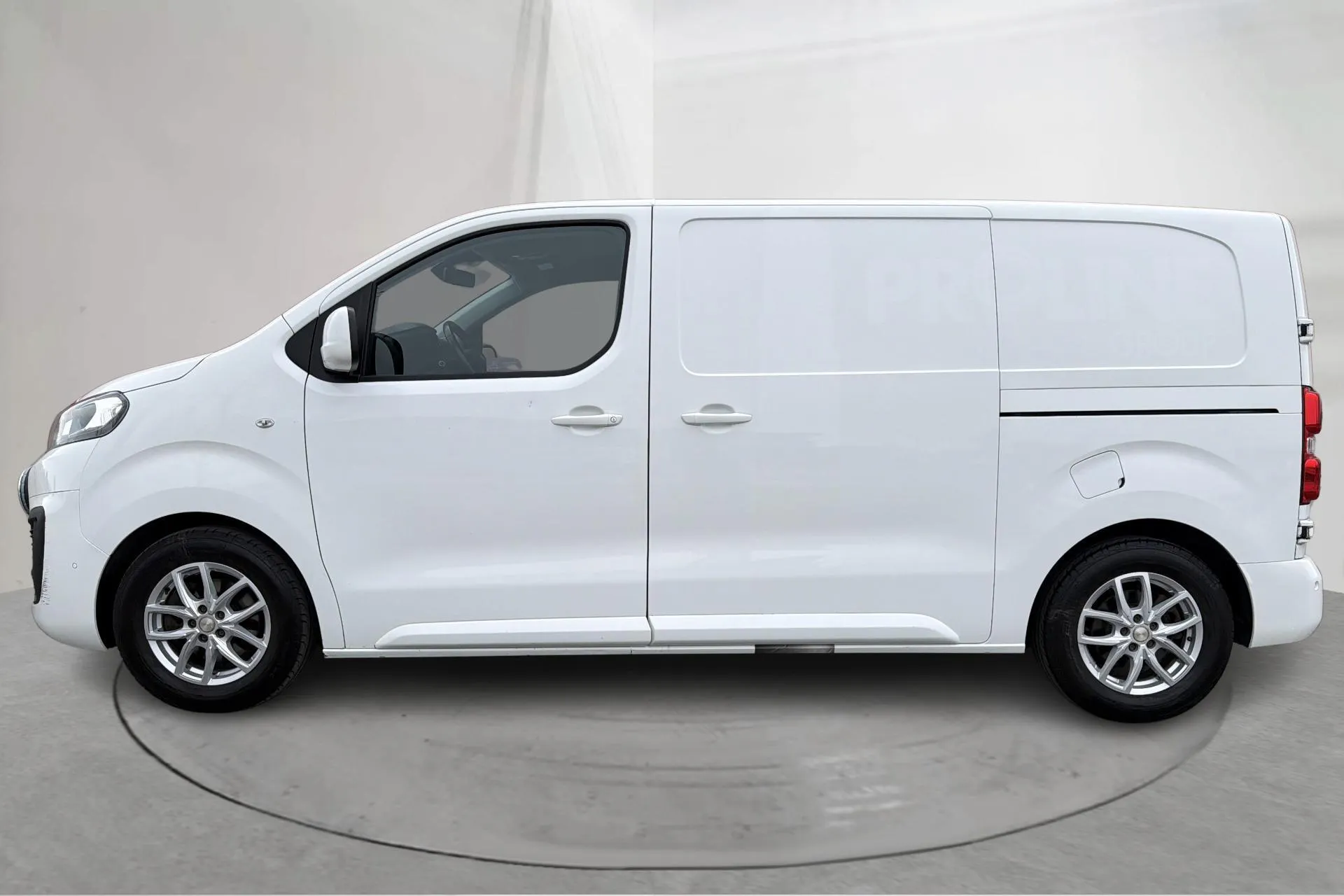 Presentationsfoto 2 av 15: Citroen Jumpy III 2.0 BlueHDI Skåp (120hk) - 17 375 mil - Manuell - vit - 2021