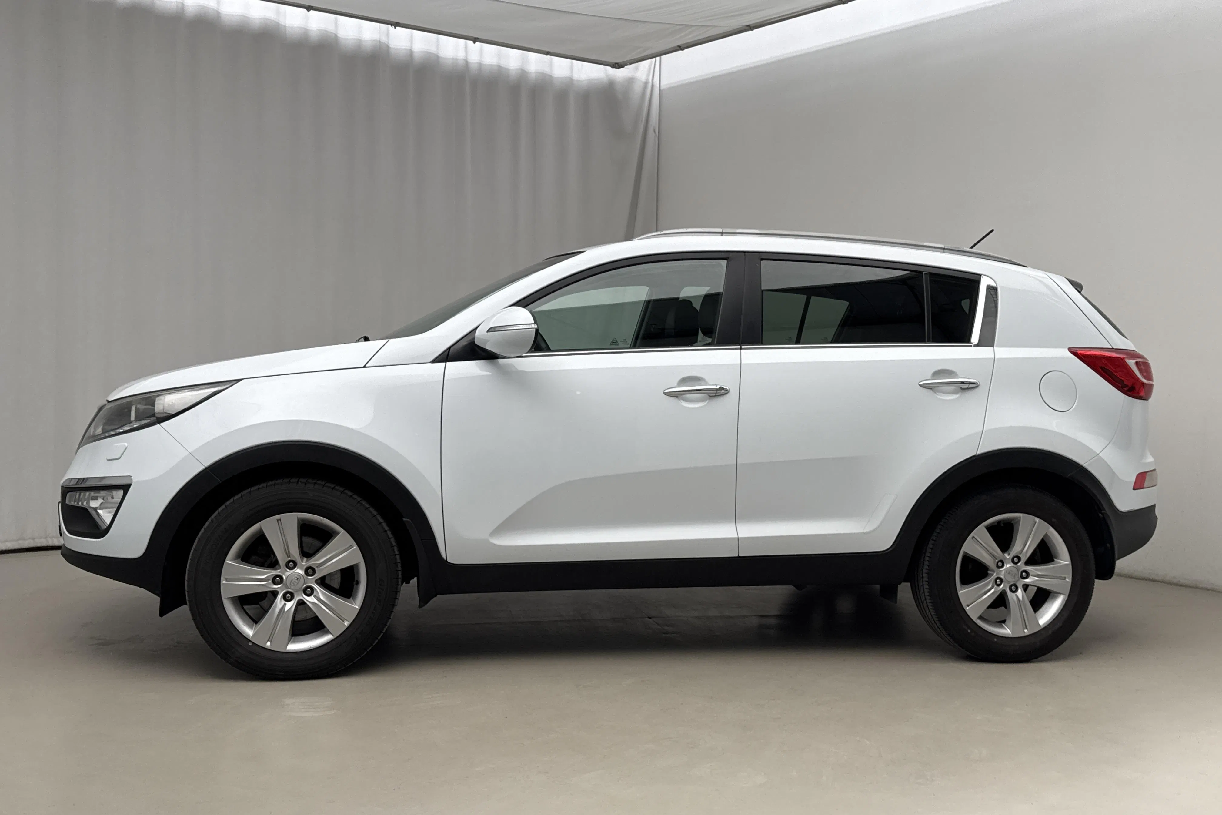 Presentationsfoto 2 av 19: KIA Sportage 1.7 CRDi 2WD (115hk) - 17 394 mil - Manuell - vit - 2013