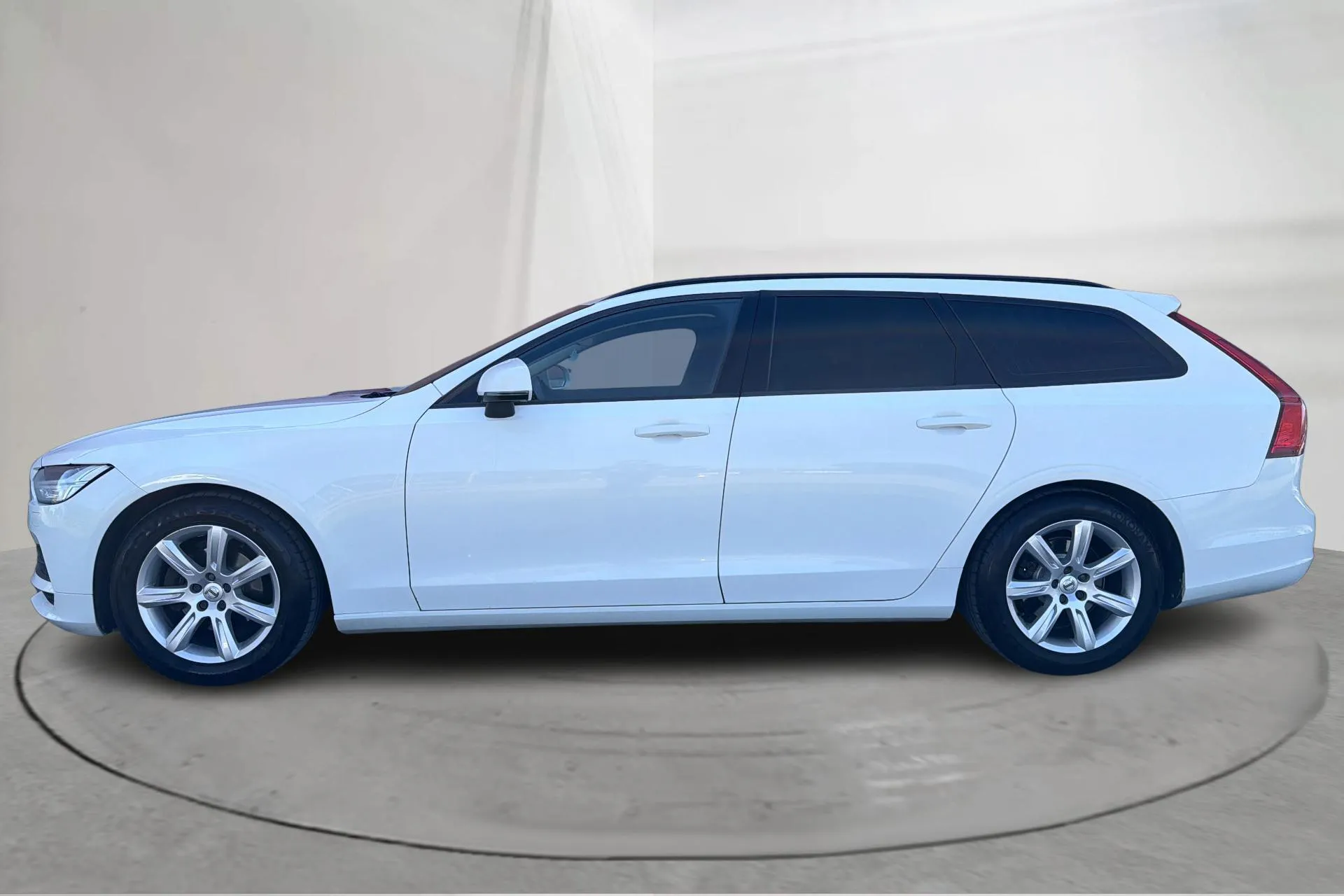 Presentationsfoto 2 av 15: Volvo V90 D3 (150hk) - 29 236 mil - Automat - vit - 2018