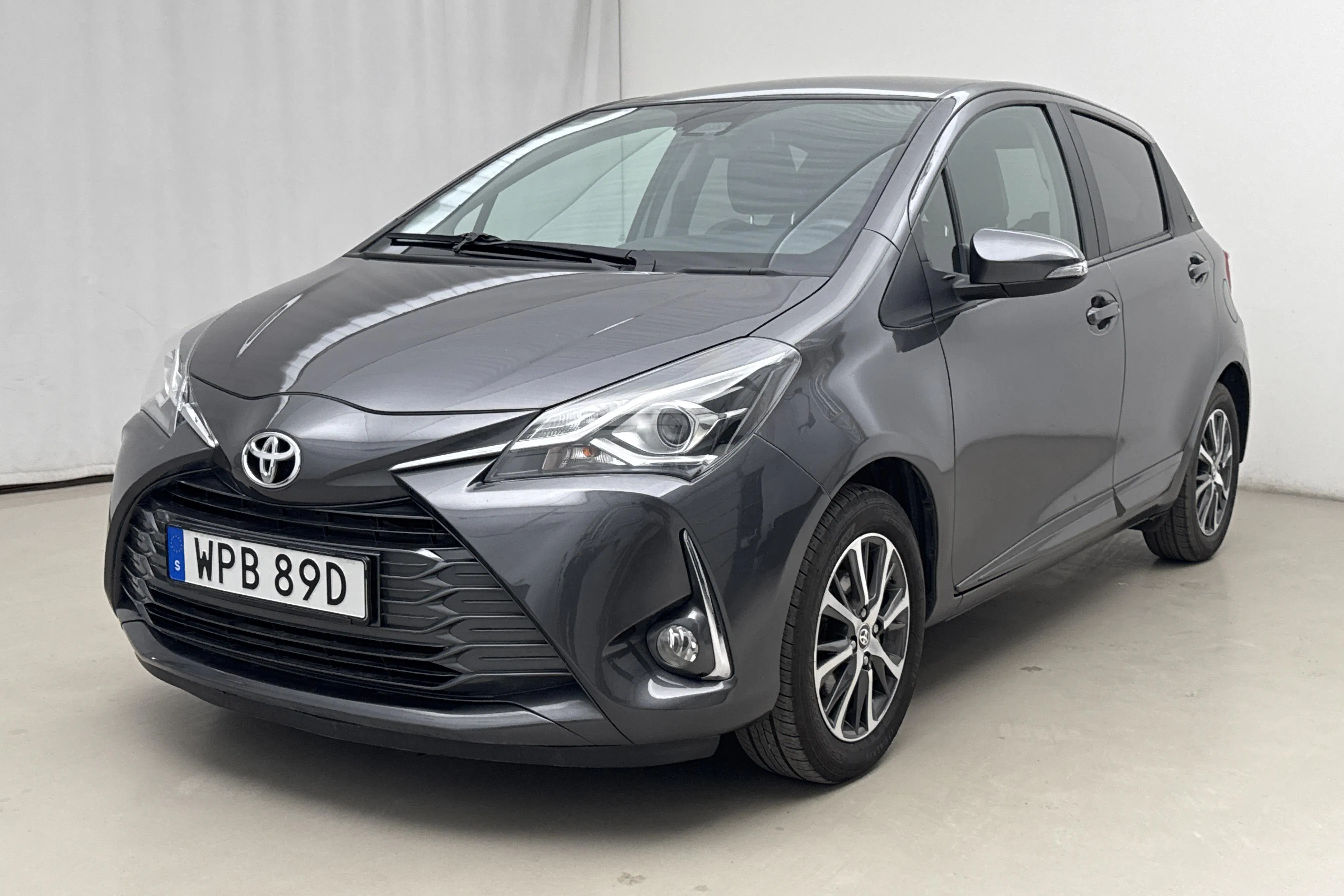 Presentationsfoto 1 av 16: Toyota Yaris 1.5 5dr (111hk) - 5 146 mil - Manuell - Dark Grey - 2020