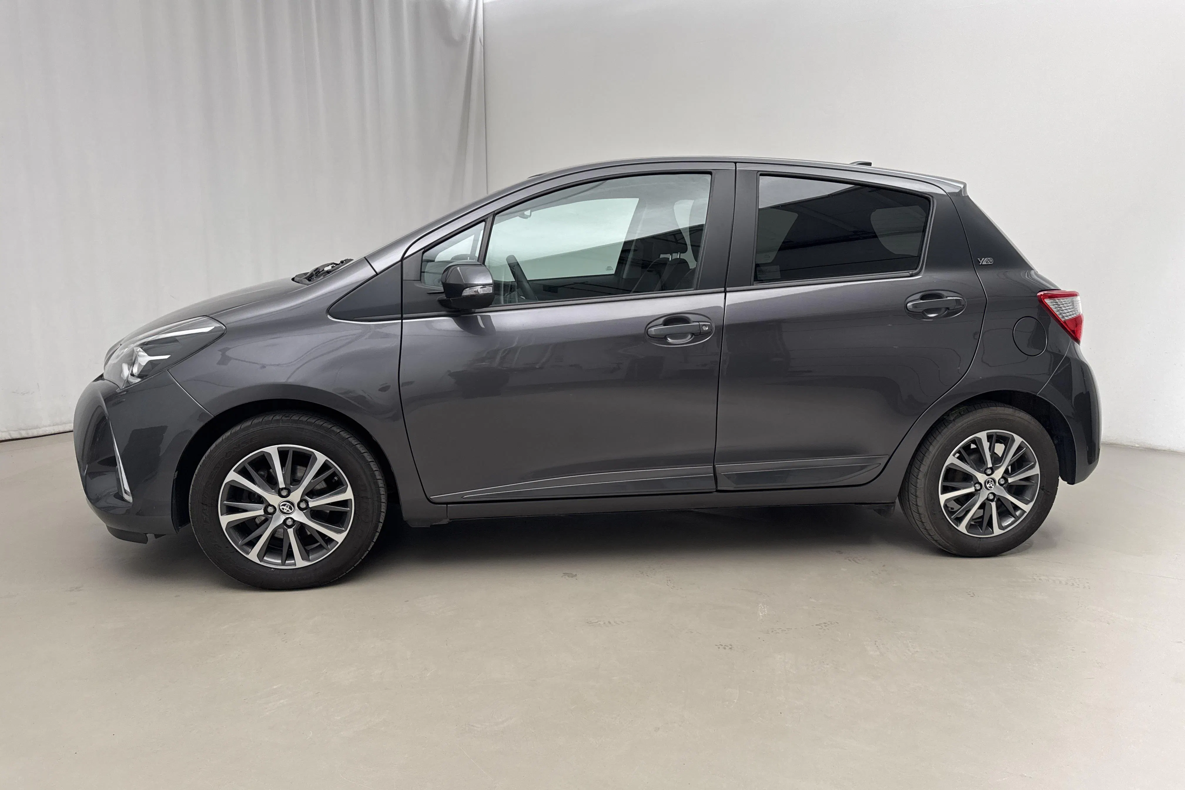 Presentationsfoto 2 av 16: Toyota Yaris 1.5 5dr (111hk) - 5 146 mil - Manuell - Dark Grey - 2020