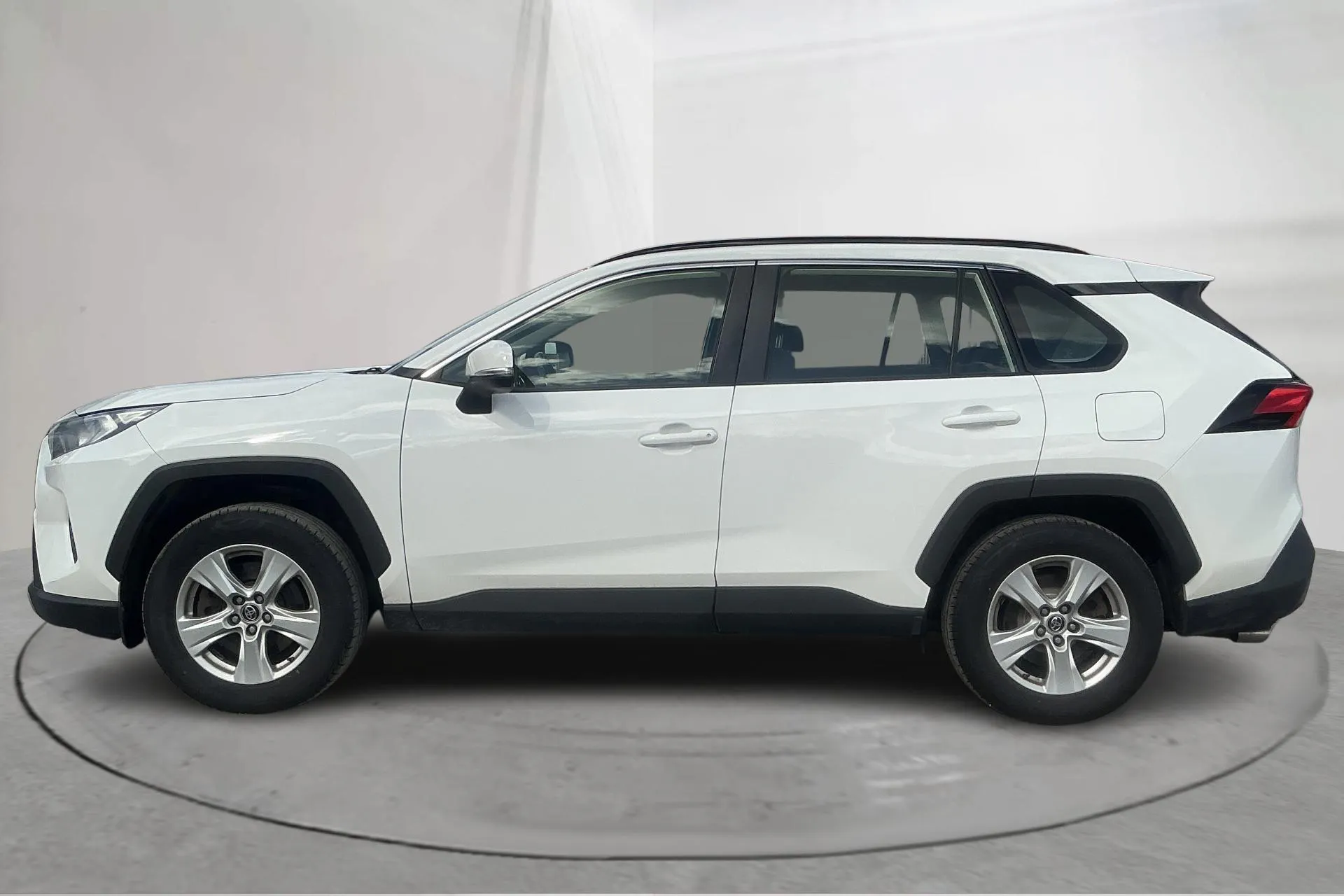 Presentationsfoto 2 av 15: Toyota RAV4 2.5 HSD AWD (222hk) - 26 842 mil - Automat - vit - 2019
